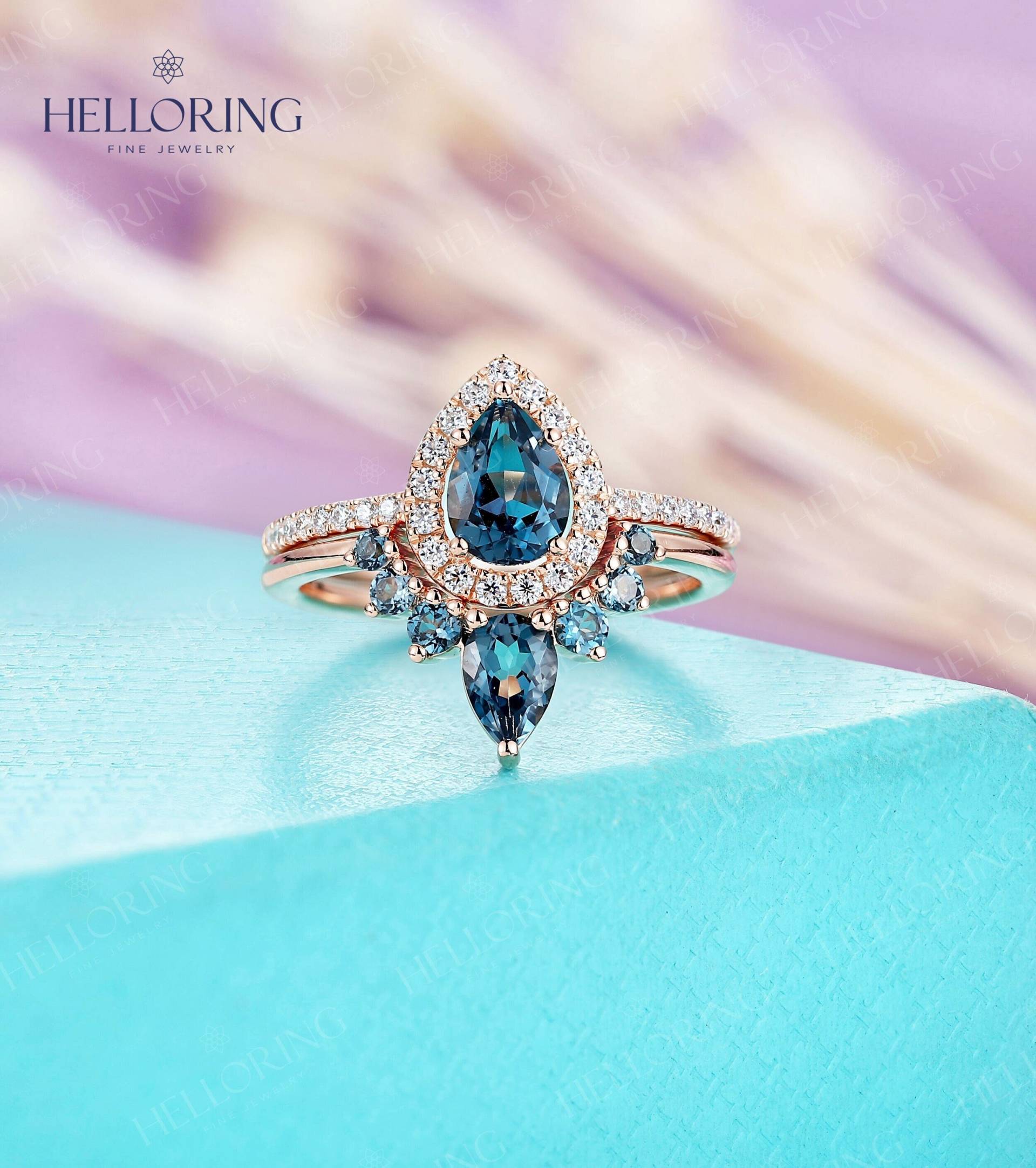 Birnenförmiger Londoner Blauer Topas Verlobungsring Halo Rose Gold Ring Geschwungener Ehering Halber Eternity Runder Diamant/Moissanite von HelloRing