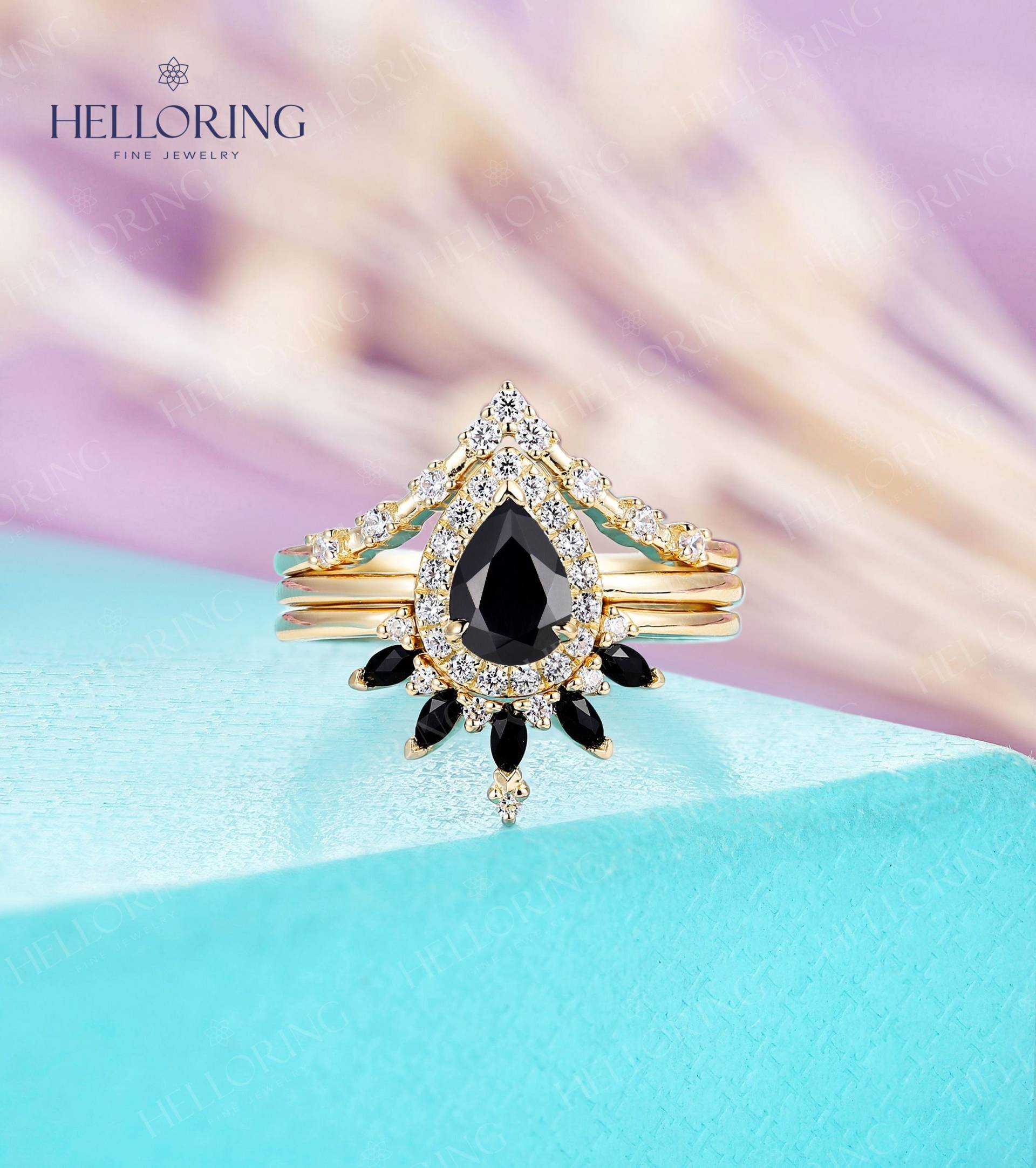 Birnenschliff Schwarz Onyx Verlobungsring Set Halo Gelbgold Brautset Cluster Gebogen Band Halb Eternity Moissanit Diamant Ring Art Deco von HelloRing