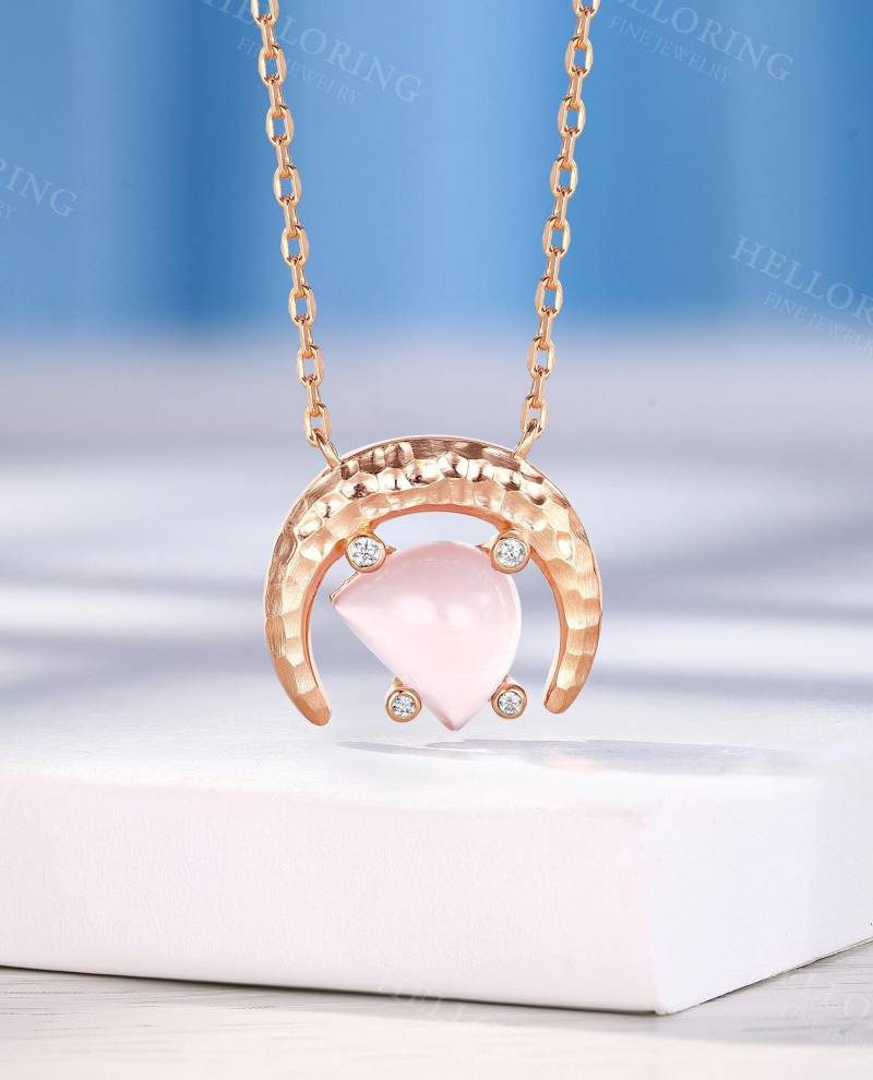 Einzigartige Mond Halskette, Unregelmäßige Halbkreis Rosenquarz Anhänger, Birthstone Frauen Moderne Trendy Alltags Schmuck, Von Helloring von HelloRing