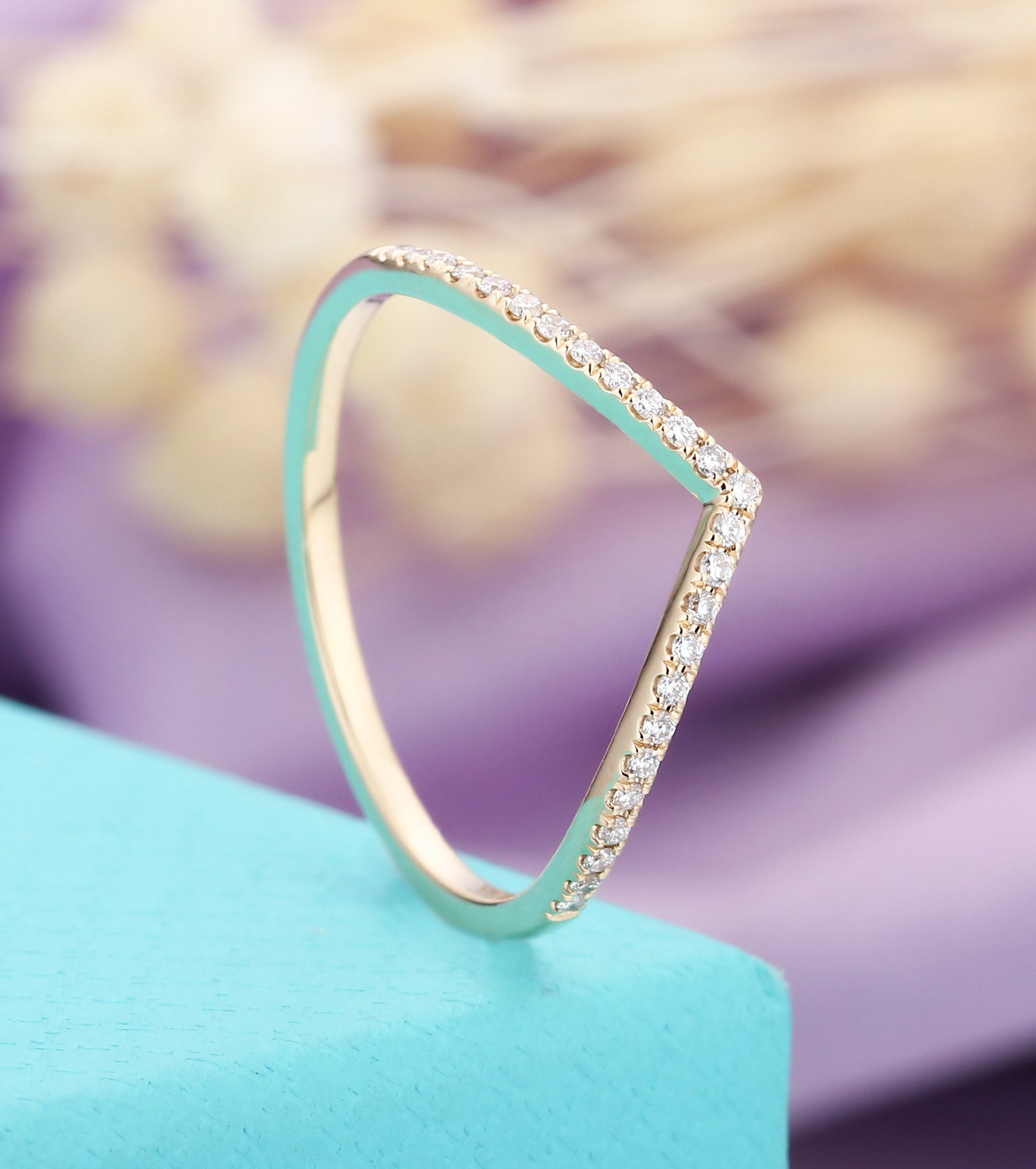 Geschwungenes Hochzeitsband Diamant Zart Weiß Gold Passender Ring Chevron Halb Ewigkeit Stapelring Brautring Micro Pave Art Deco Versprechen von HelloRing