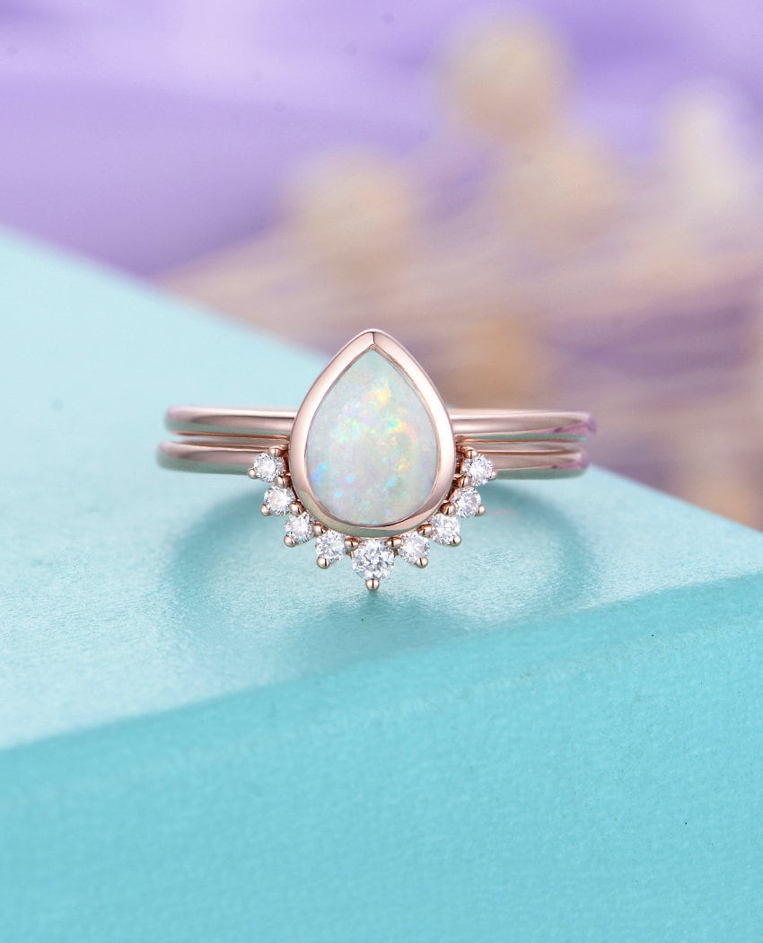 Opal Verlobungsring Rose Gold Diamant Ehering Frauen Pear Cut Einzigartige Art Deco Curved Chevron Braut Set Versprechen Jahrestag Ring von HelloRing