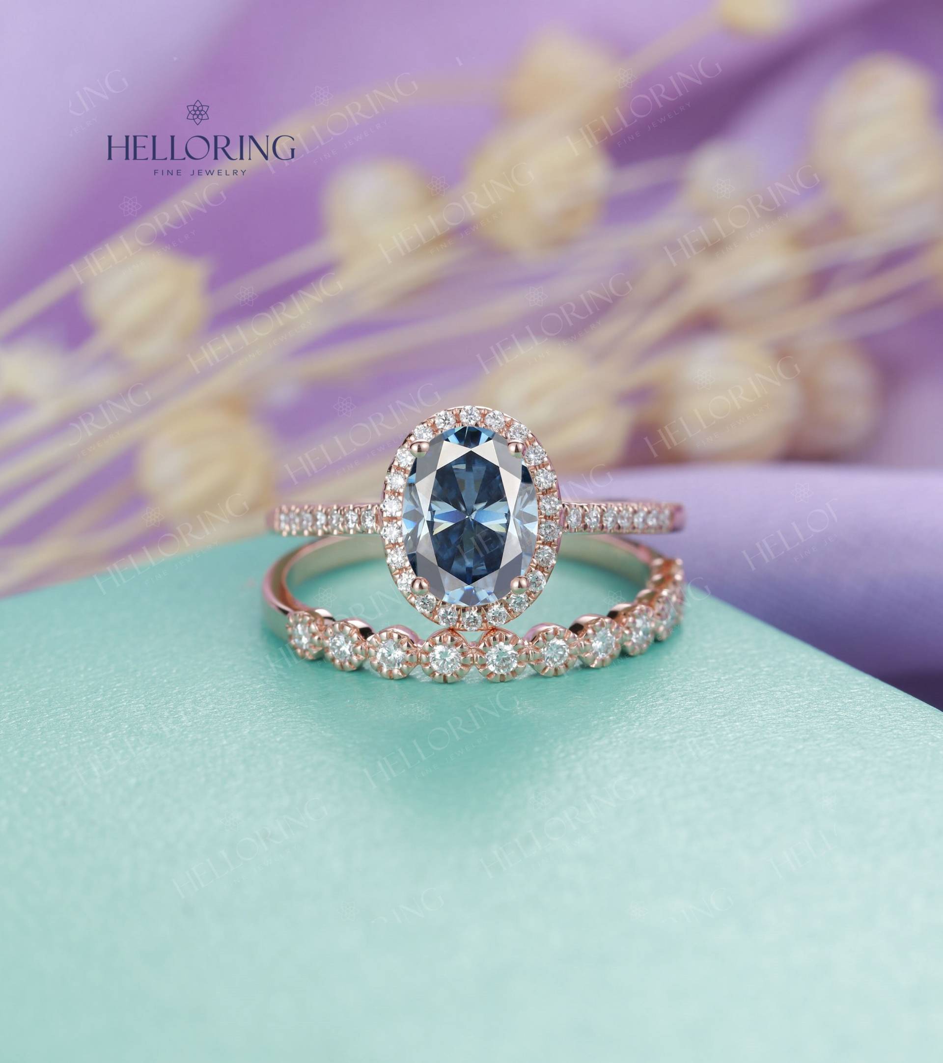 Ovaler 4A Blau Grauer Moissanit Verlobungsring Set Vintage Milgrain Roségold Ring Halo Diamant Halb Eternity Jubiläum von HelloRing