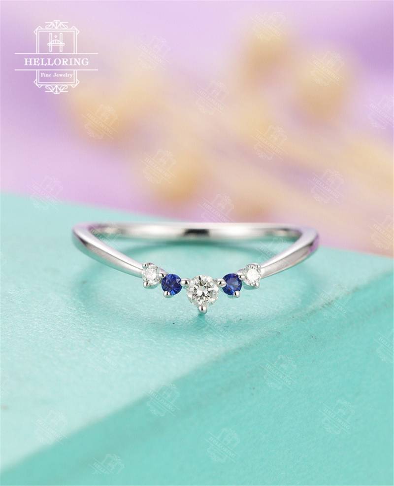 Saphir Gebogener Ehering Zierlicher Diamant Braut Alternative Chevron Einzigartiges Versprechen Stapelns Birthstone Passender Bandring von HelloRing
