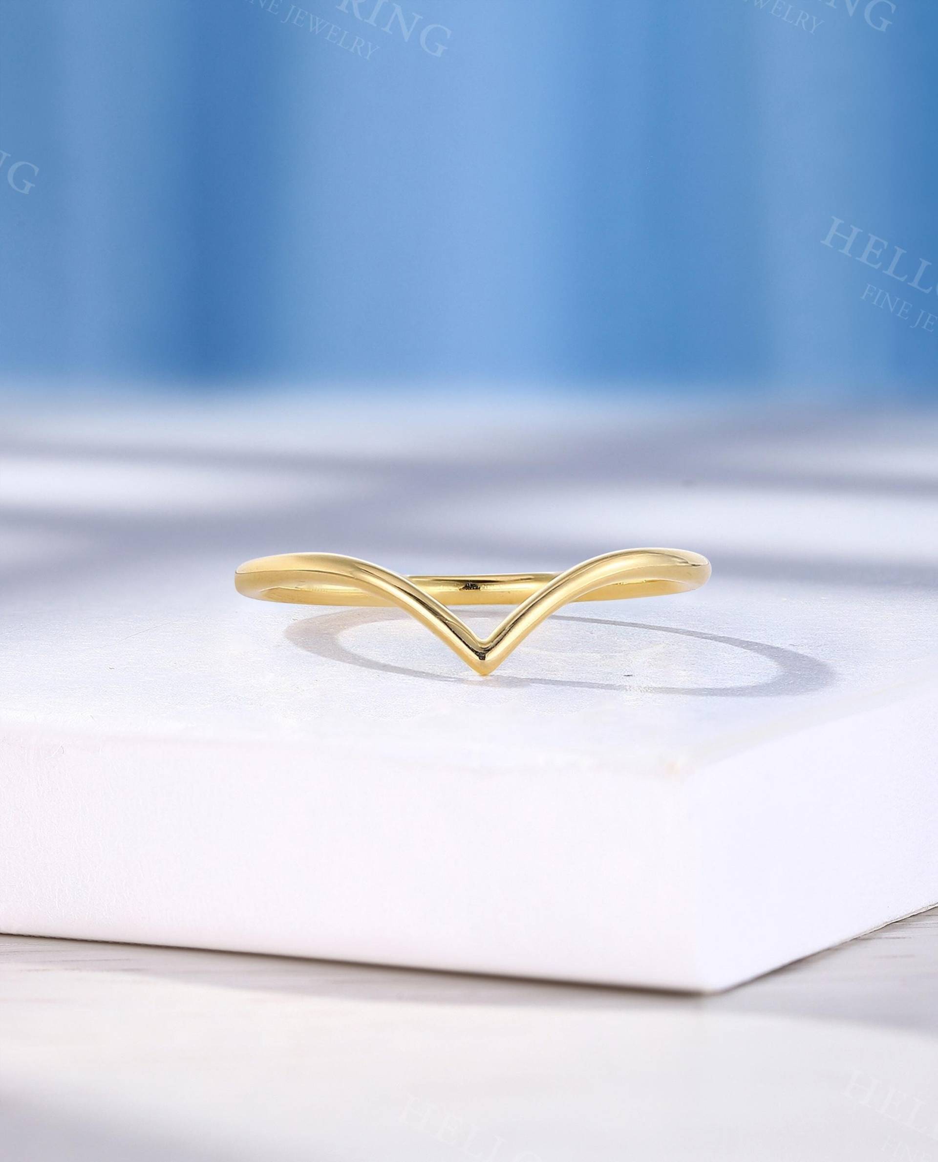 Schlichter Goldener Ehering Minimalist Geschwungener Ring Zart Passender Einzigartiger Einfacher Art-Deco-stapel-Chevron-Versprechen - Jubiläumsring von HelloRing