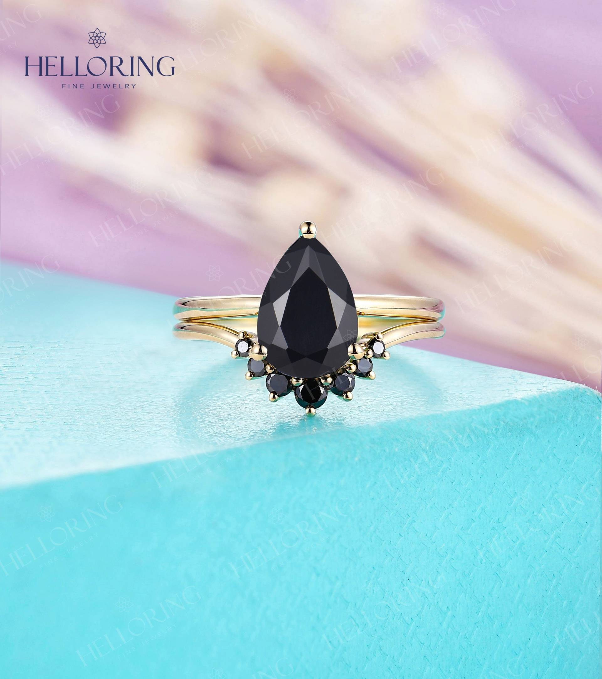 Schwarzer Onyx Birnenform Verlobungsring Set Gelbgold Brautset Cluster Schwarz Diamant Ehering Geschwungenes Band Prong Ring Versprechen von HelloRing