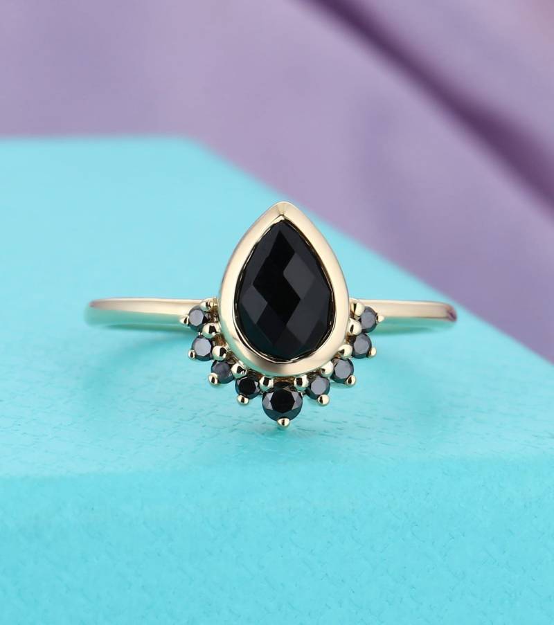 Schwarzer Onyx Verlobungsring Tropfenschliff Gelbgoldring Cluster Runder Schwarzer Diamantring Lünette Gesetzter Ring Einzigartiger Jahrestagsring von HelloRing