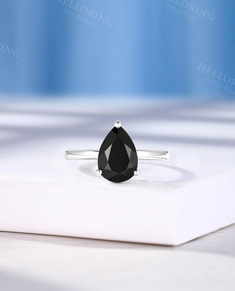 Vintage Solitaire Pear Onyx Verlobungsring, Handgefertigter 14K Weißgold-Ehering, Damen Brautring, Einzigartiger Jubiläumsversprechensring von HelloRing