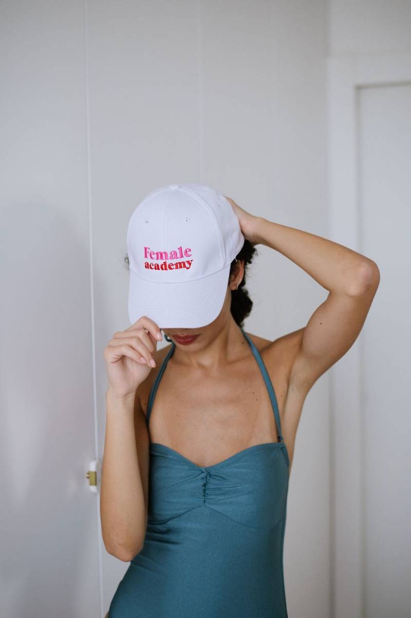 Bestickte Baumwoll-Baseballmütze Mit Weiblichem Akademie-Logo von HelloSunshineswim