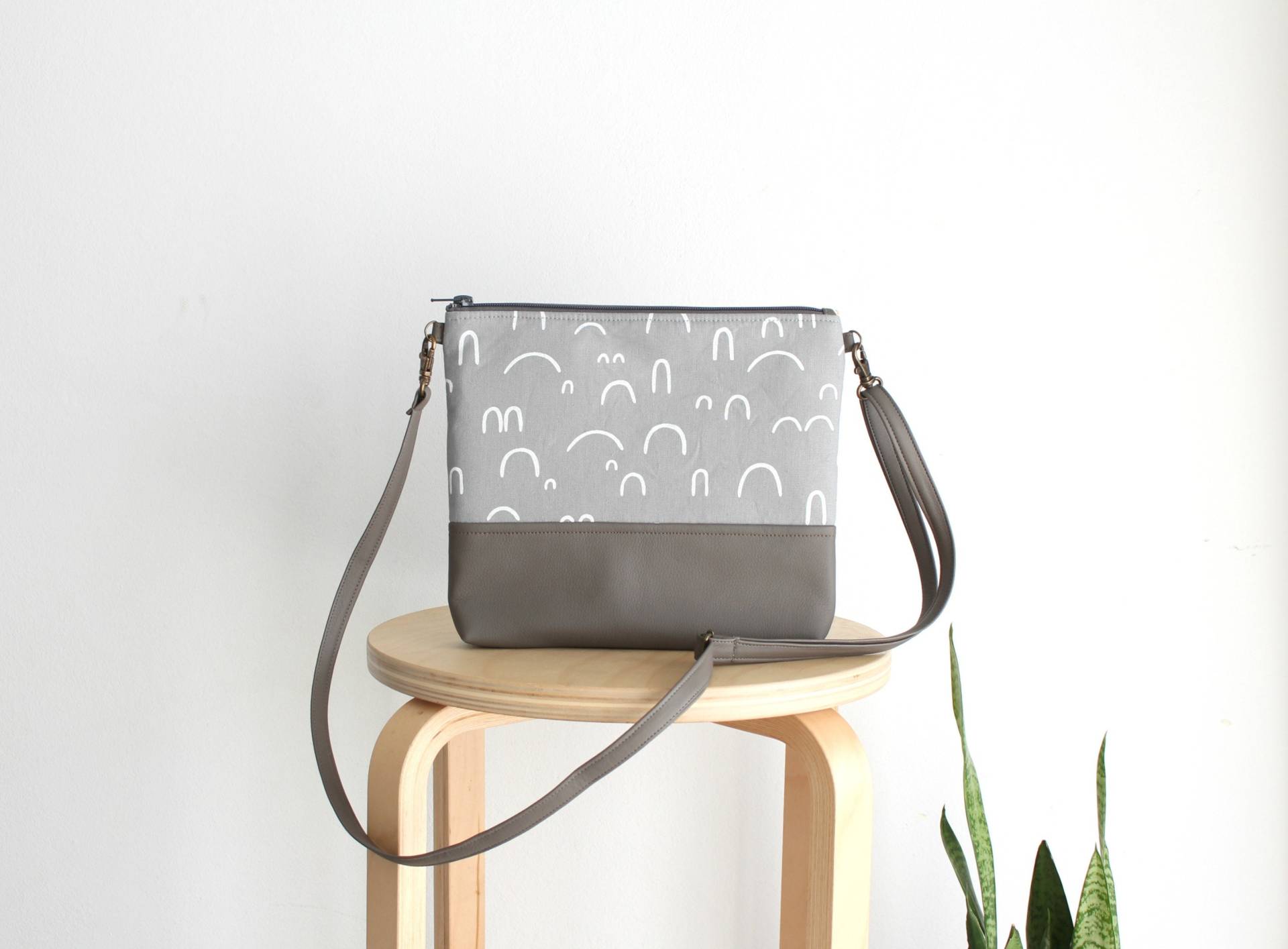 Graue Vegan Leder Umhängetasche Geldbörse Jeden Tag Geschenk Für Sie von HelloVioleta