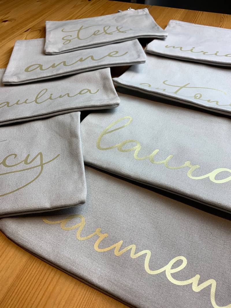 Geschenk Für Mama Graue Kosmetiktasche Mit Namen in Gold Geschenk Für Mama Graue Kosmetiktasche Mit Namen in Gold von Hellodesignmeshop