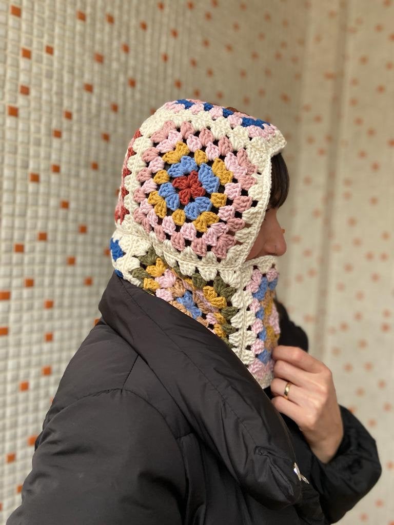 Gehäkelte Oma Quadrat Balaclava Stricken Boho Wintermütze Gehäkelte Oma Quadrat Balaclava Stricken Boho Wintermütze von HellooCrafts
