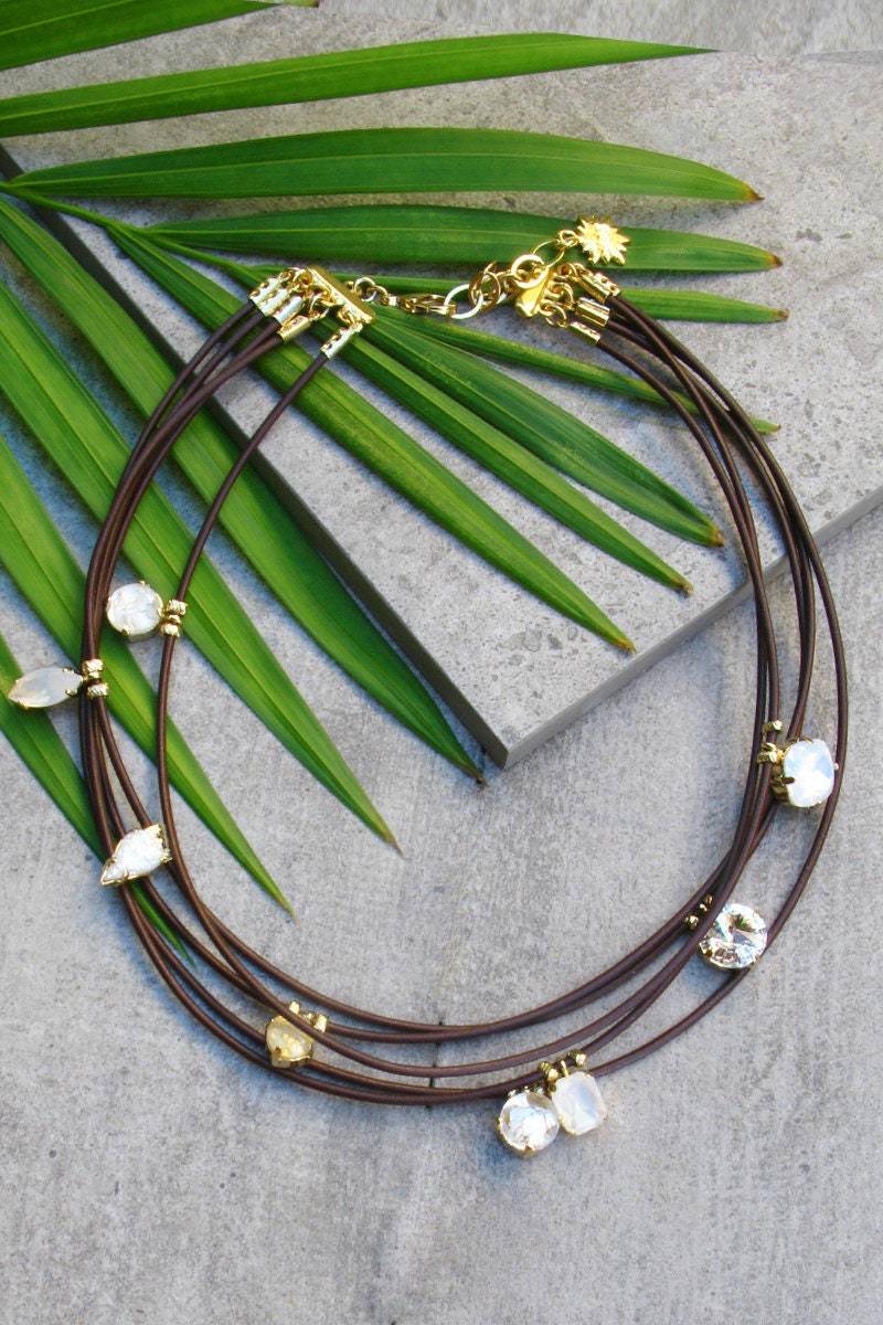 Braune Lederkette, Charm Halskette Für Frauen, Boho Halskette, Multi Strang Lederschmuck, Leder Mit Stein von HelyDesigns