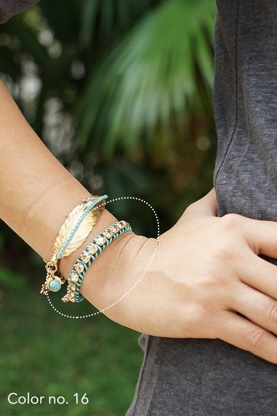 Makramee Armband, Lederarmbänder Mit Kristall, Türkis Armbänder Für Frauen, Lederschmuck, Boho Armband Aus Gewebtem Leder von HelyDesigns