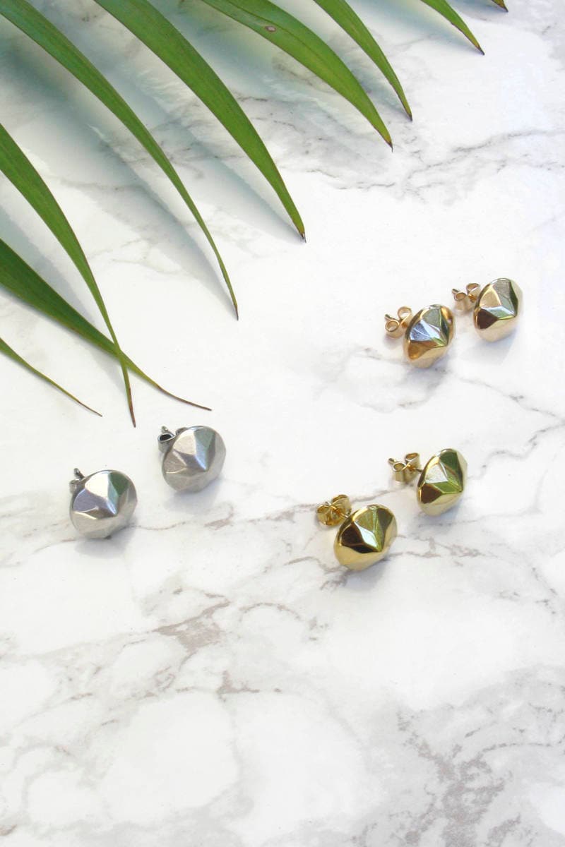 Pyramide Ohrringe, Minimalist Silber Ohrstecker, Kleine Gold Ohrstecker von HelyDesigns