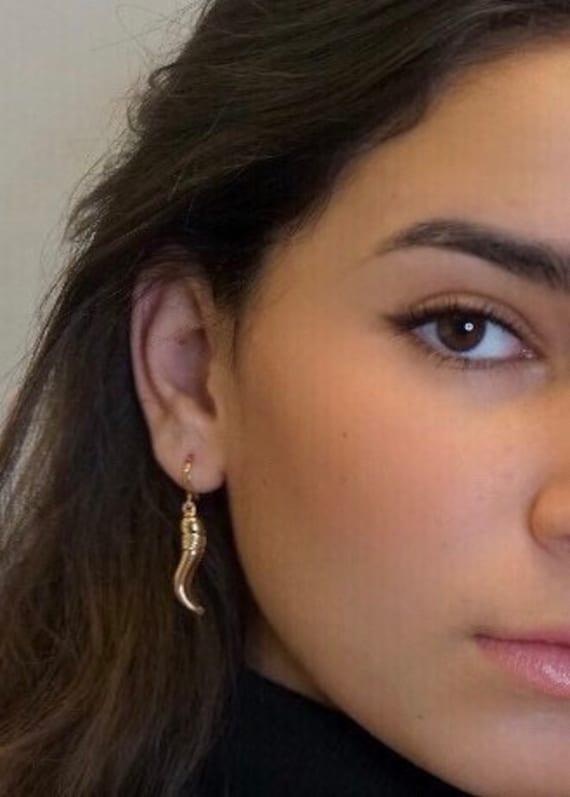 Spike Huggie Ohrringe, Hoop Gold Chunky Anhänger Mit Charme, Ohrringe Charme von HelyDesigns