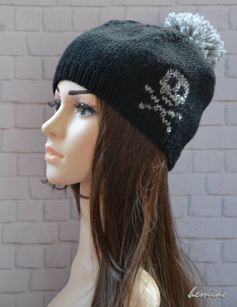 Handgestrickte Alpaka Skull Pom Mütze - Schwarz & Grau von Hemiao