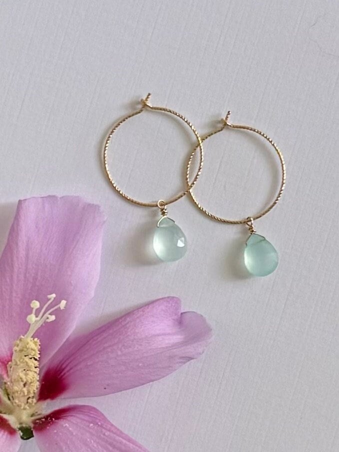 Gold Filled Seafoam Chalcedon Creolen Zierlicher Edelstein Schmuck Gold Filled Seafoam Chalcedon Creolen Zierlicher Edelstein Schmuck von HemmingwaysShoppe