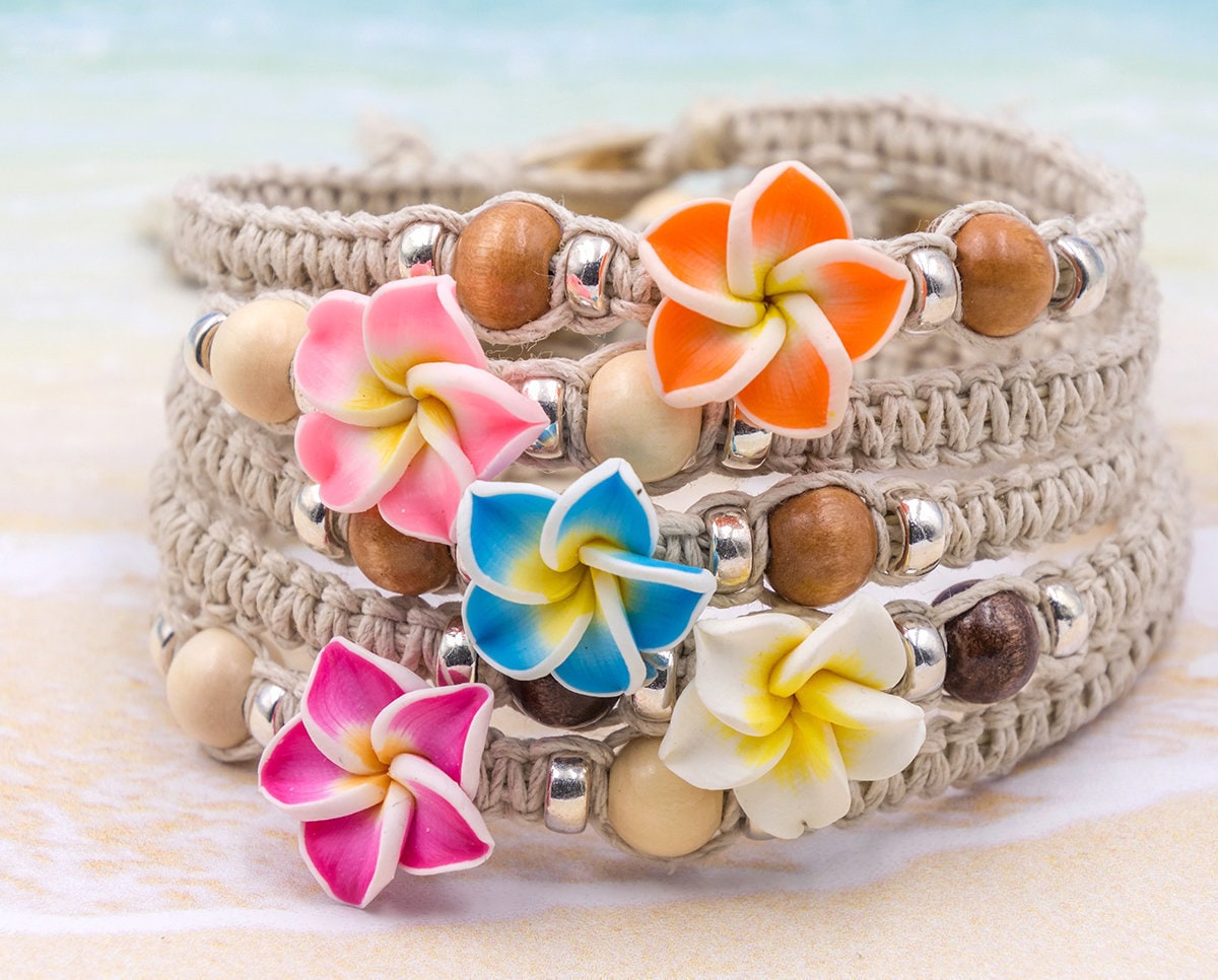 Blumen Armbänder Für Frauen - Makramee Geknotet Natürliche Hanfschnur Plumeria Blume Auf Bestellung Blumen Armbänder Für Frauen - Makramee Geknotet Natürliche Hanfschnur Plumeria Blume Auf Bestellung von HempBeadery