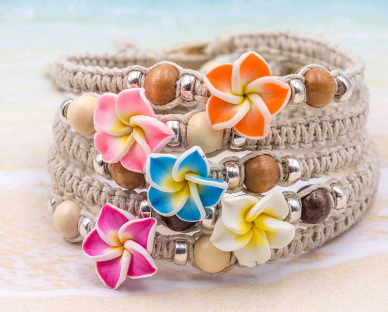 Blumen Armbänder Für Frauen - Makramee Geknotet Natürliche Hanfschnur Plumeria Blume Auf Bestellung Blumen Armbänder Für Frauen - Makramee Geknotet Natürliche Hanfschnur Plumeria Blume Auf Bestellung von HempBeadery