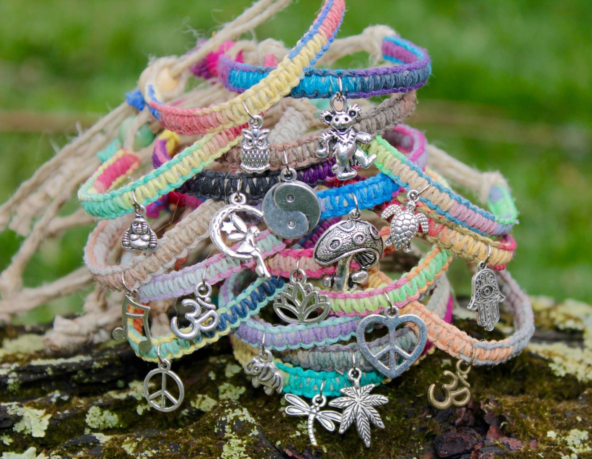 Individuelles Buntes Hanf Armband, Bettelarmband, Schmuck, Makramee, Hippie, Pilz, Lotus, Peace Zeichen, Libelle Individuelles Buntes Hanf Armband, Bettelarmband, Schmuck, Makramee, Hippie, Pilz, Lotus, Peace Zeichen, Libelle von HempHugs