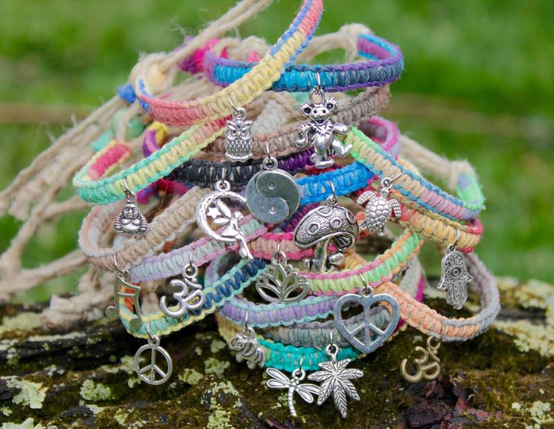 Individuelles Buntes Hanf Armband, Bettelarmband, Schmuck, Makramee, Hippie, Pilz, Lotus, Peace Zeichen, Libelle Individuelles Buntes Hanf Armband, Bettelarmband, Schmuck, Makramee, Hippie, Pilz, Lotus, Peace Zeichen, Libelle von HempHugs