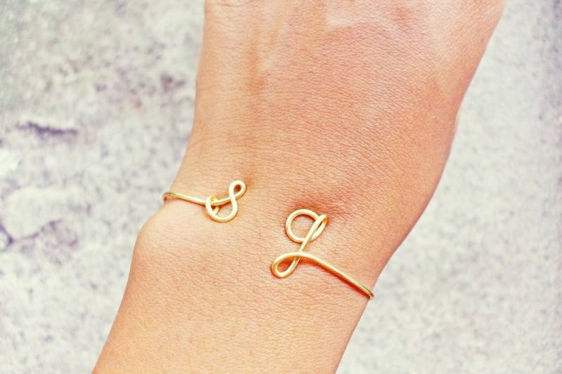 Brautjungfer Geschenk/Doppel Initialen Armband in Gold Armbänder Zierliche Armreif Silber von Henju