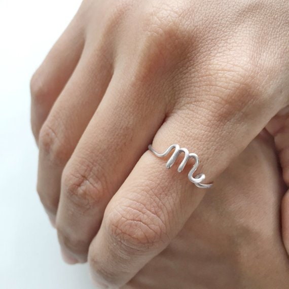Initial M Ring, Brautjungfern Geschenk, Silber Roségold Ringe, Personalisierte Geschenke, Benutzerdefinierter Buchstaben Ring von Henju