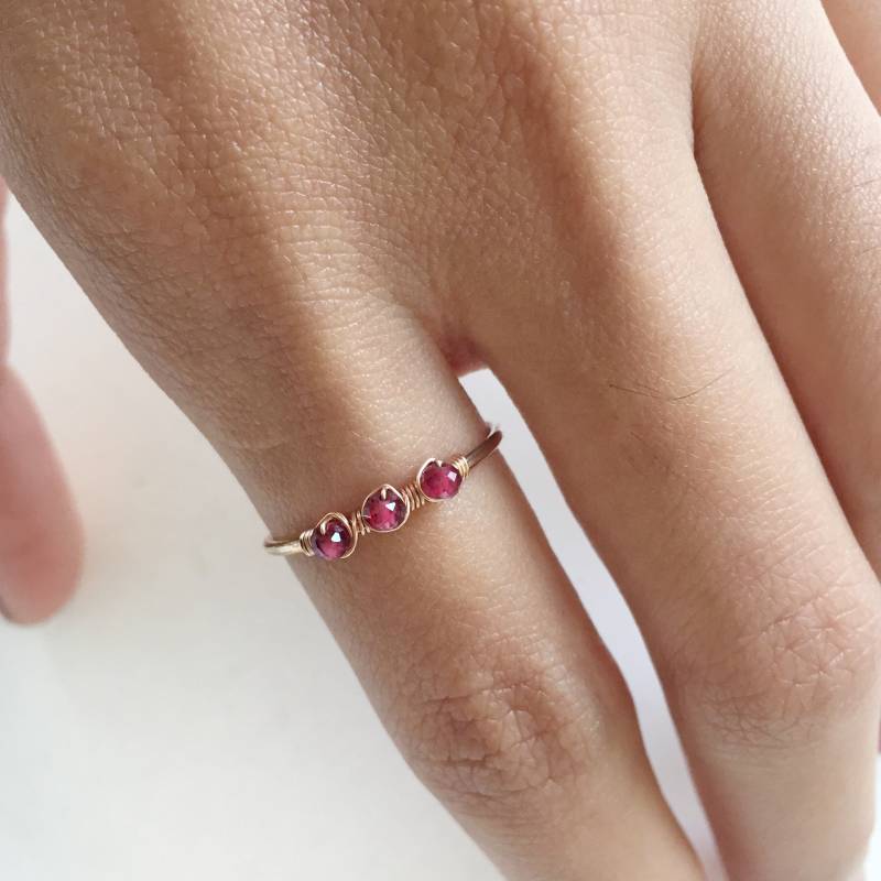 Januar Geburtsstein Ring/Winzige Granat Gold Zierlicher Multi Stein Brautjungfer Geschenk Mini Edelstein von Henju