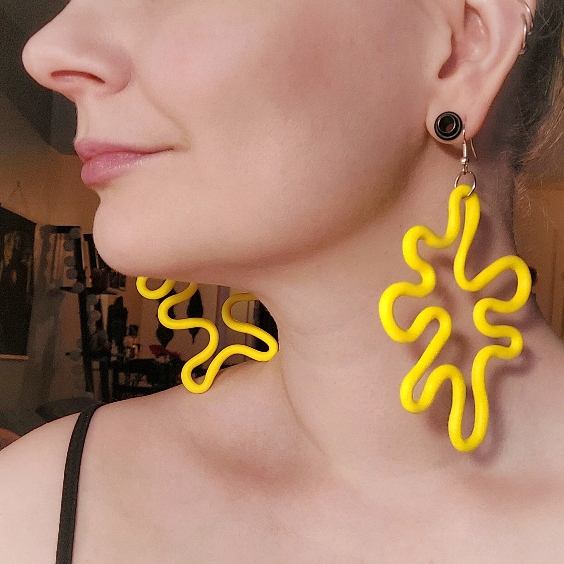 Große Gelbe Handgemachte Polymer Clay Ohrringe - Kurve Handmodelliert Leuchtendes Gelb Großer Und Kühner Statement Schmuck, Geschenk Für Sie von HenkiStudio