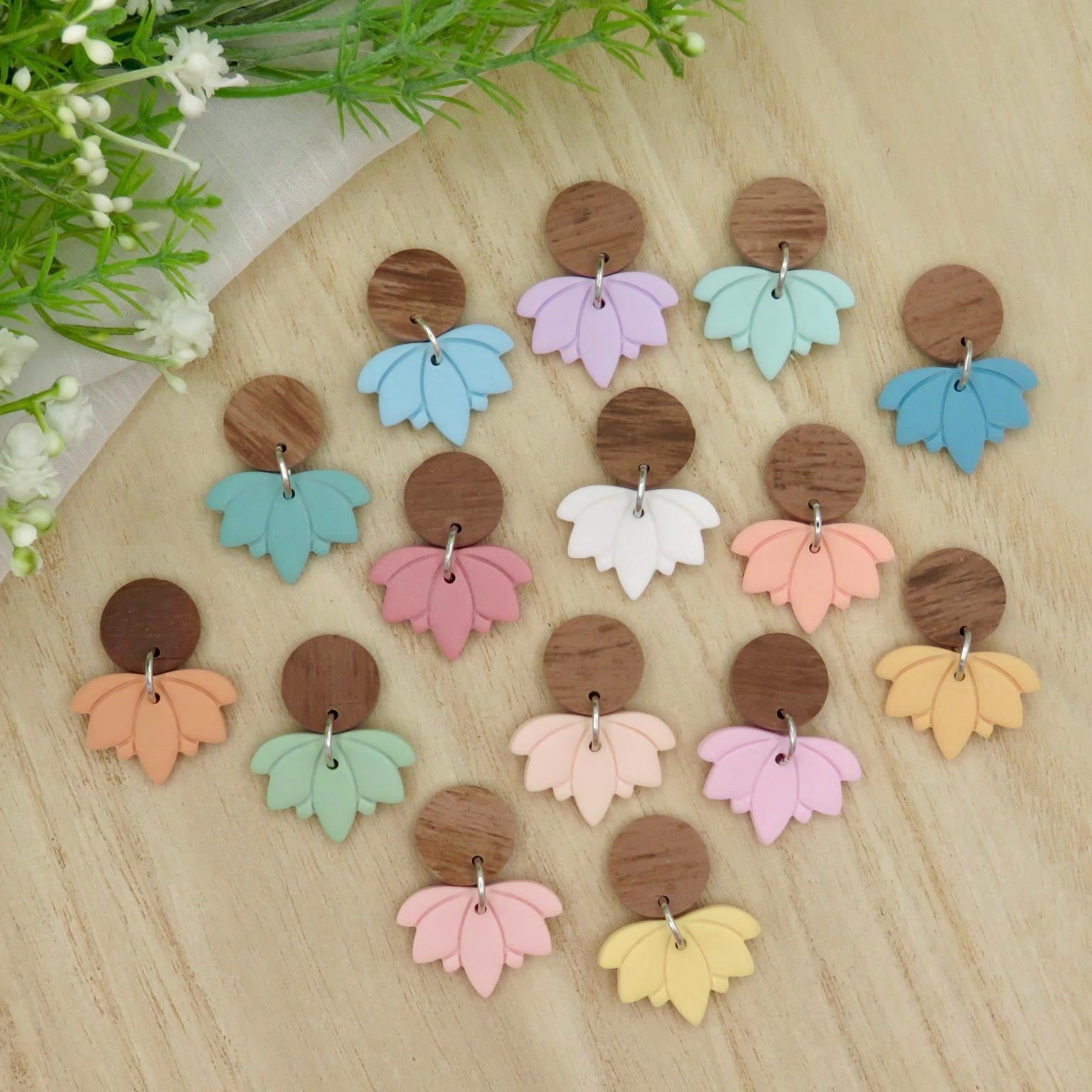 Handgemachte Lotus Ohrringe Aus Polymer Clay Farbenfrohe Blumen Schmuckstücke Handgemachte Lotus Ohrringe Aus Polymer Clay Farbenfrohe Blumen Schmuckstücke von HenliHandmadeCo