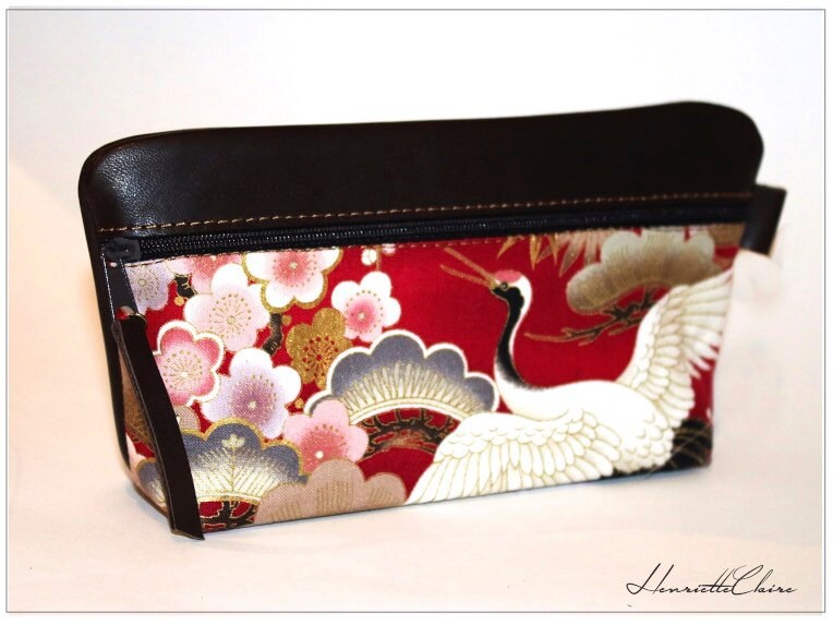 Kosmetiktasche Stifteetui Federmäppchen Federmappe Leder & Stoff Japanisch Japan Kranich Rot Blumen Gold Unikat Kosmetiktasche Stifteetui Federmäppchen Federmappe Leder & Stoff Japanisch Japan Kranich Rot Blumen Gold Unikat von HenrietteClaire