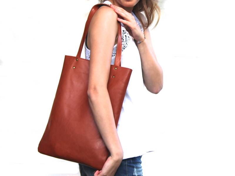Schultertasche Schlicht Aus Leder in Klarem Design Ledertasche Tote Damen Umhängetasche Laptoptasche Echtleder Handgefertigt Individuell von HenrietteClaire