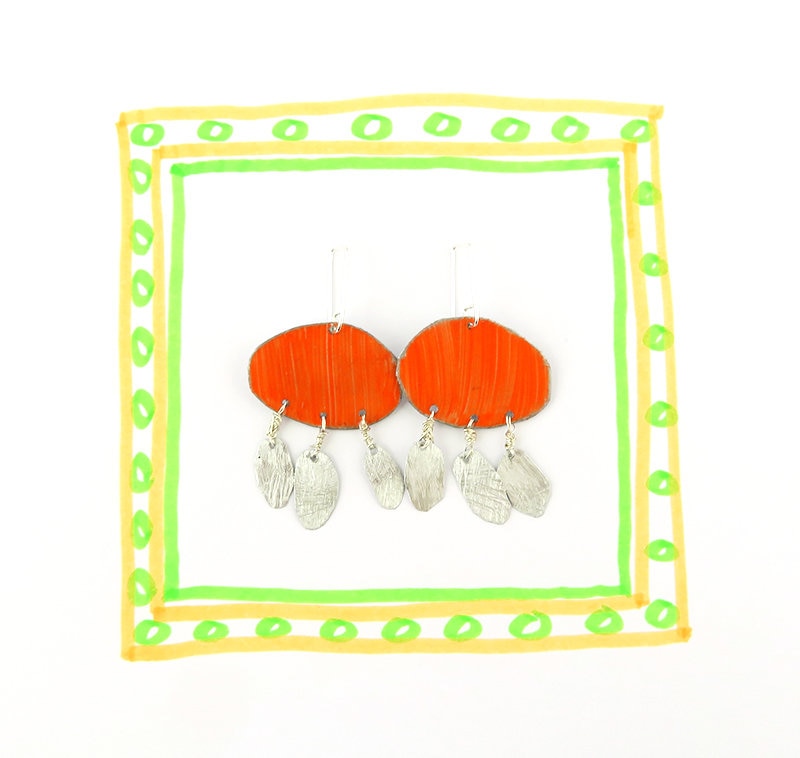 Leichte Aluminiumohrringe Mit Ovalen Neonanhängerchen Und Silbernen Ohrhängern Leichte Aluminiumohrringe Mit Ovalen Neonanhängerchen Und Silbernen Ohrhängern von HenrietteWhite