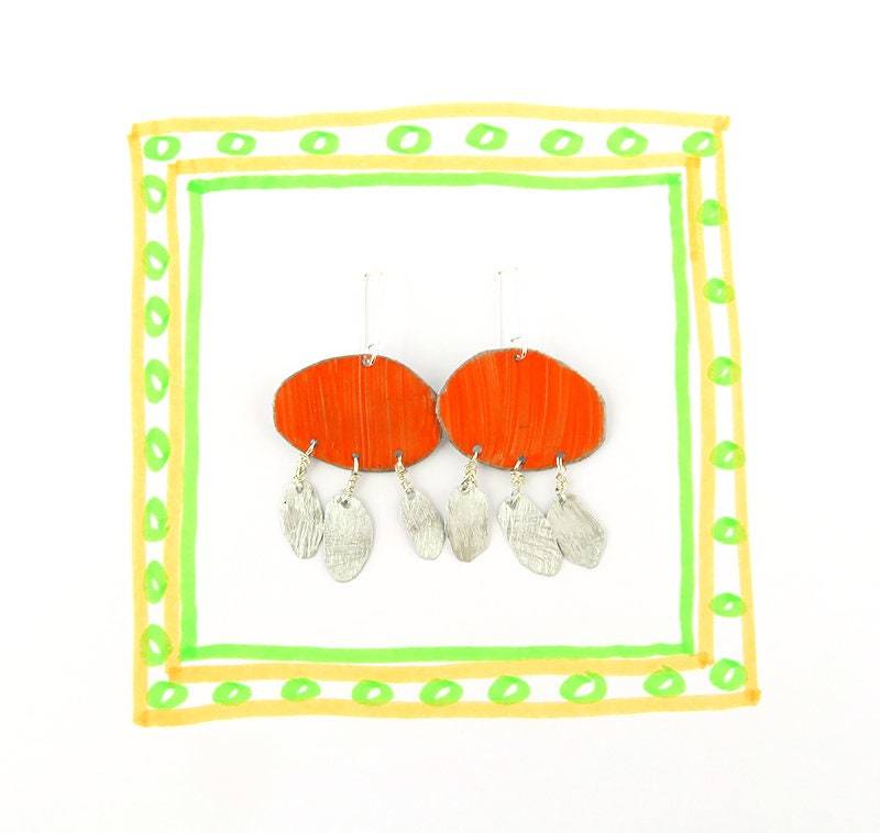 Leichte Aluminiumohrringe Mit Ovalen Neonanhängerchen Und Silbernen Ohrhängern Leichte Aluminiumohrringe Mit Ovalen Neonanhängerchen Und Silbernen Ohrhängern von HenrietteWhite