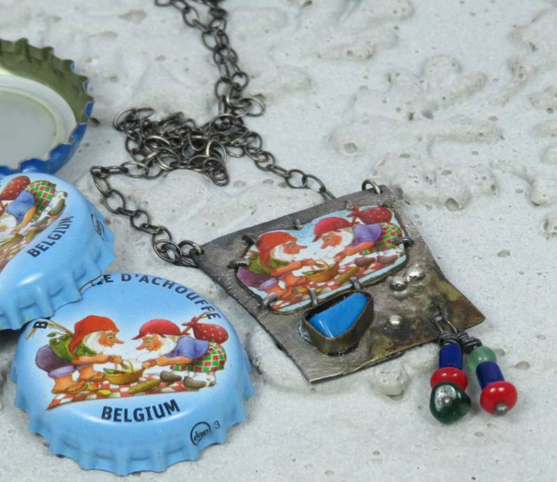 Retikulierter Silberanhänger Mit La Chouffe Zwergen Und Edelsteinperlen von HenrietteWhite