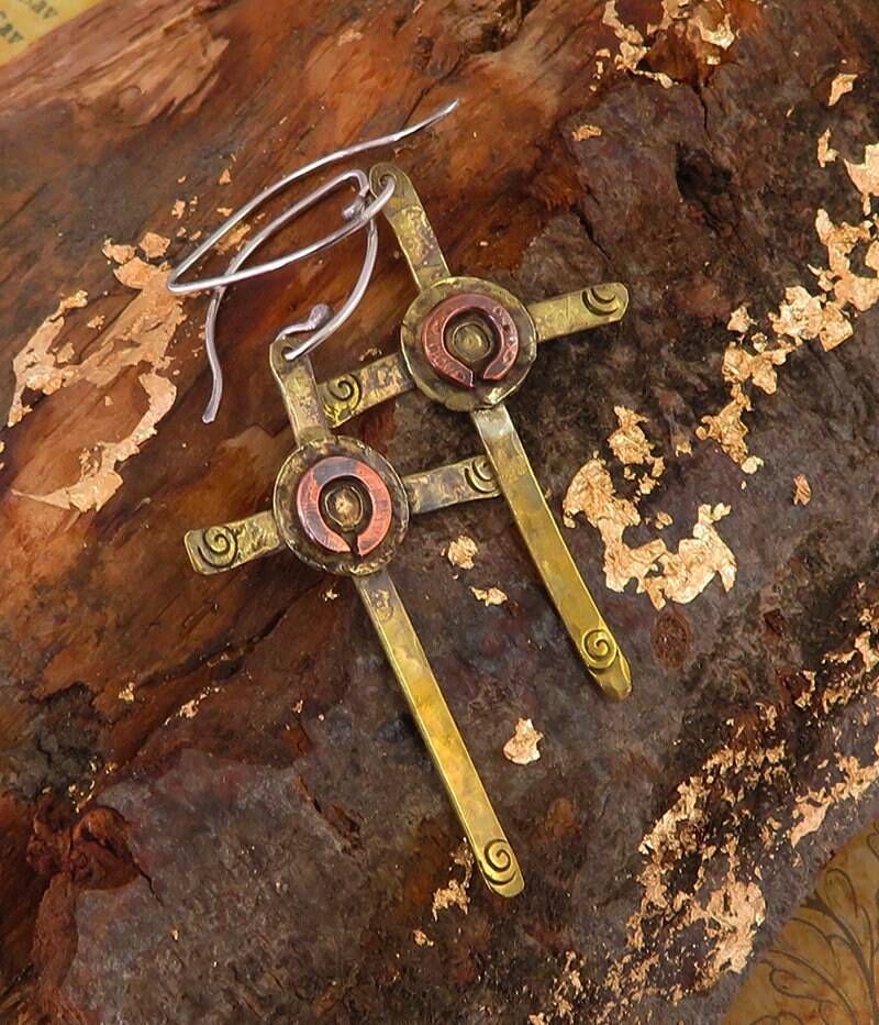 Strukturierte Messing Kruzifix Ohrringe Beunruhigt Boho Stil Strukturierte Messing Kruzifix Ohrringe Beunruhigt Boho Stil von HenrietteWhite