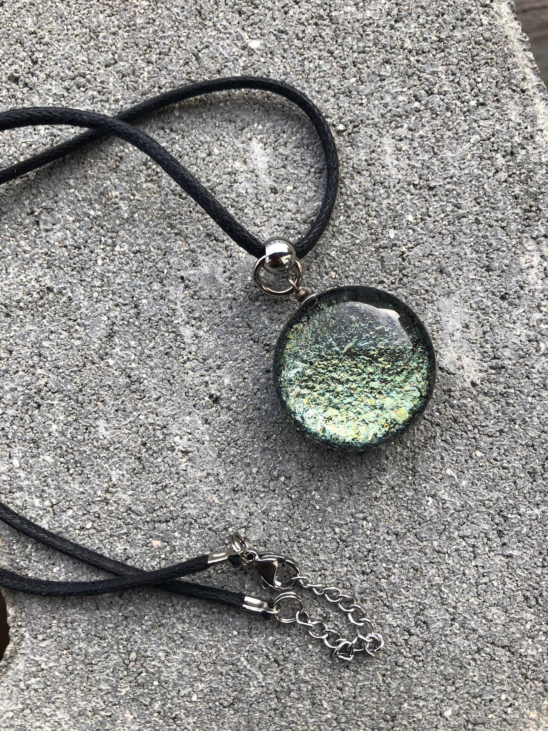 Gllitzernde Kette Aus Glas, Element Wasser Kettenanhänger Gllitzernde Kette Aus Glas, Element Wasser Kettenanhänger von Henriettenglas