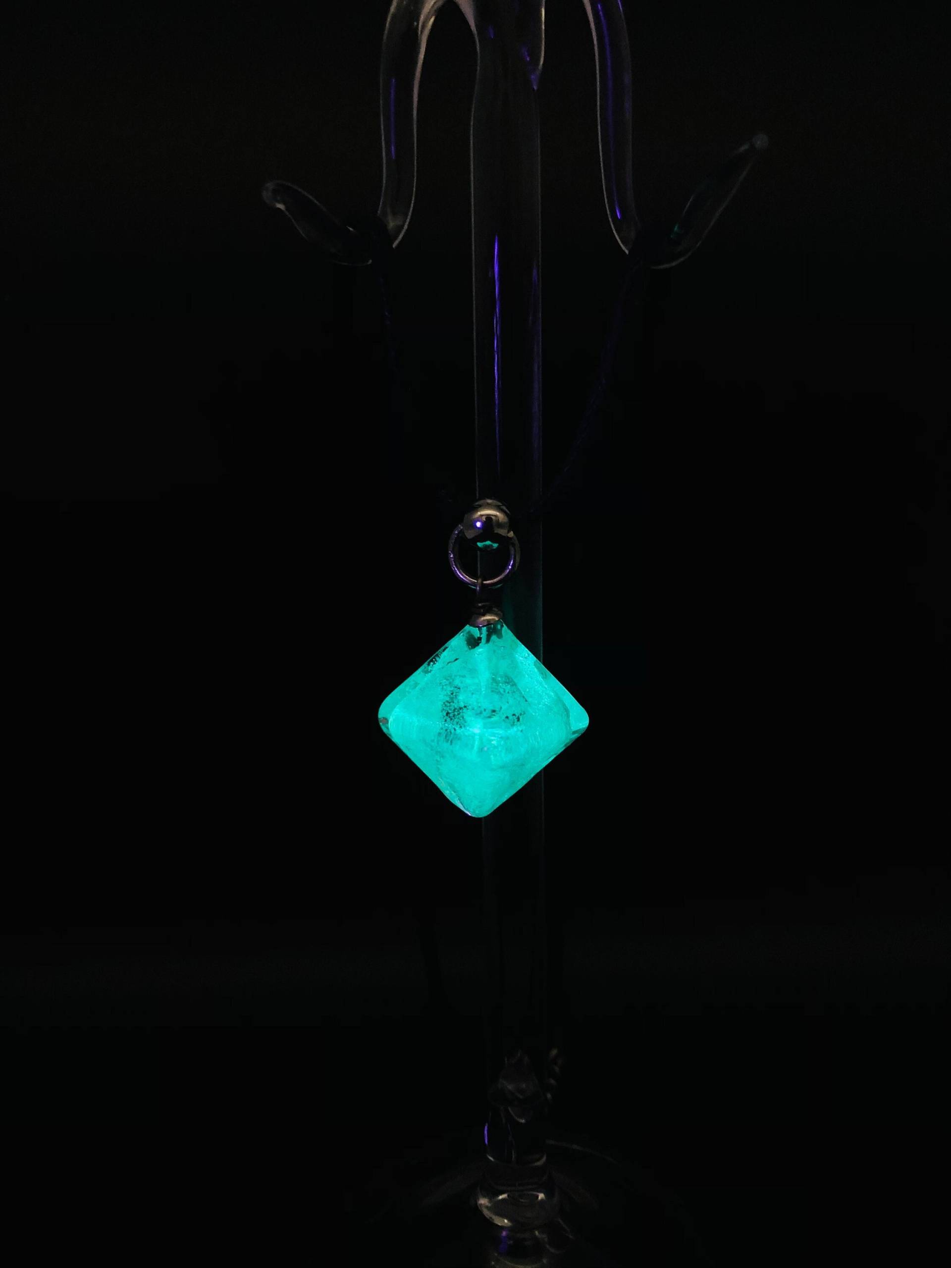 Glow in The Dark Glas Diamant, Leuchtet Im Dunkeln, Fluoreszierend, Uv Aktiver Kettenanhänger Glow in The Dark Glas Diamant, Leuchtet Im Dunkeln, Fluoreszierend, Uv Aktiver Kettenanhänger von Henriettenglas