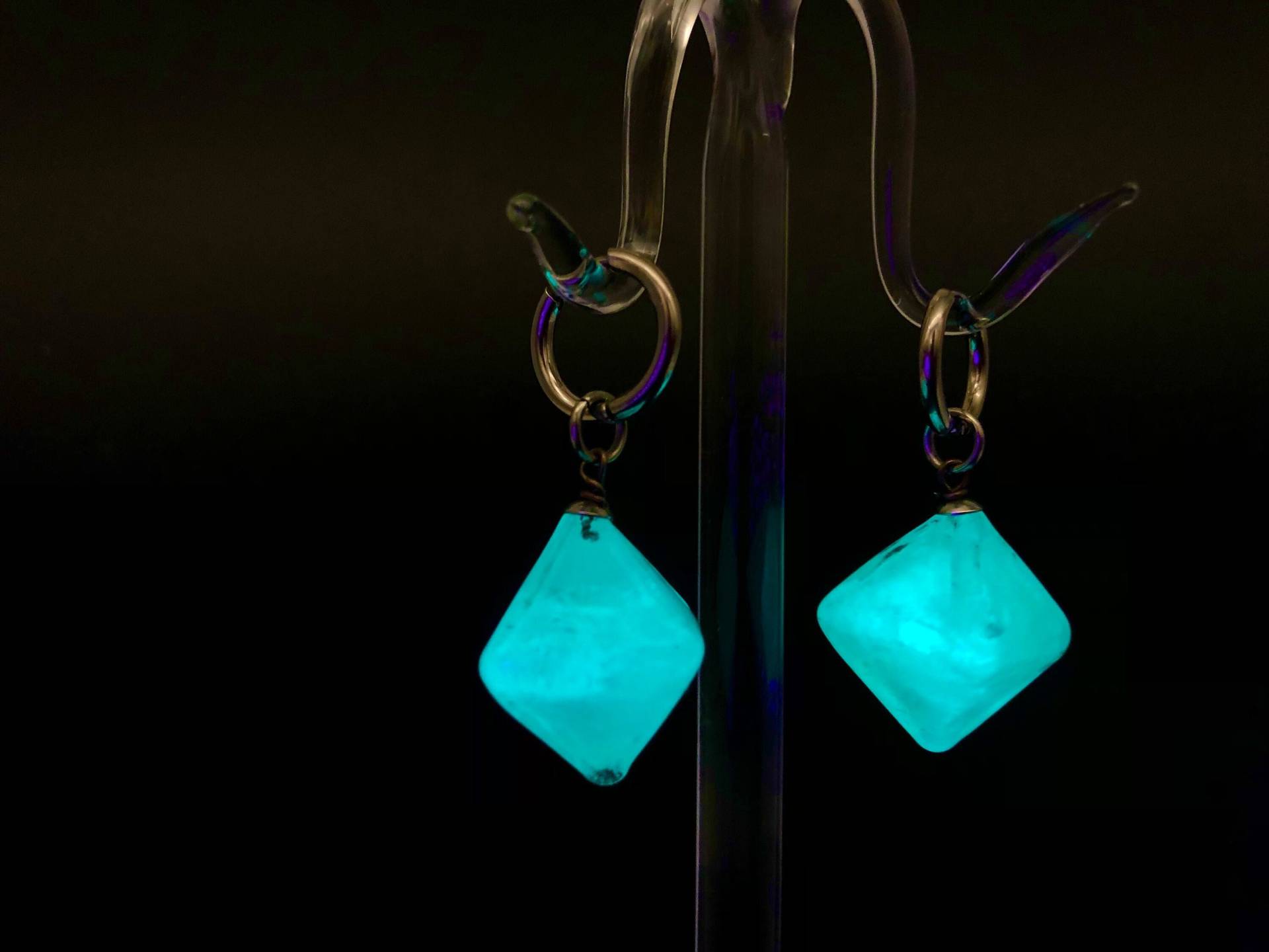 Glow in The Dark Glas Diamanten, Leuchtet Im Dunkeln, Fluoreszierend, Uv Aktive Ohrringe Glow in The Dark Glas Diamanten, Leuchtet Im Dunkeln, Fluoreszierend, Uv Aktive Ohrringe von Henriettenglas