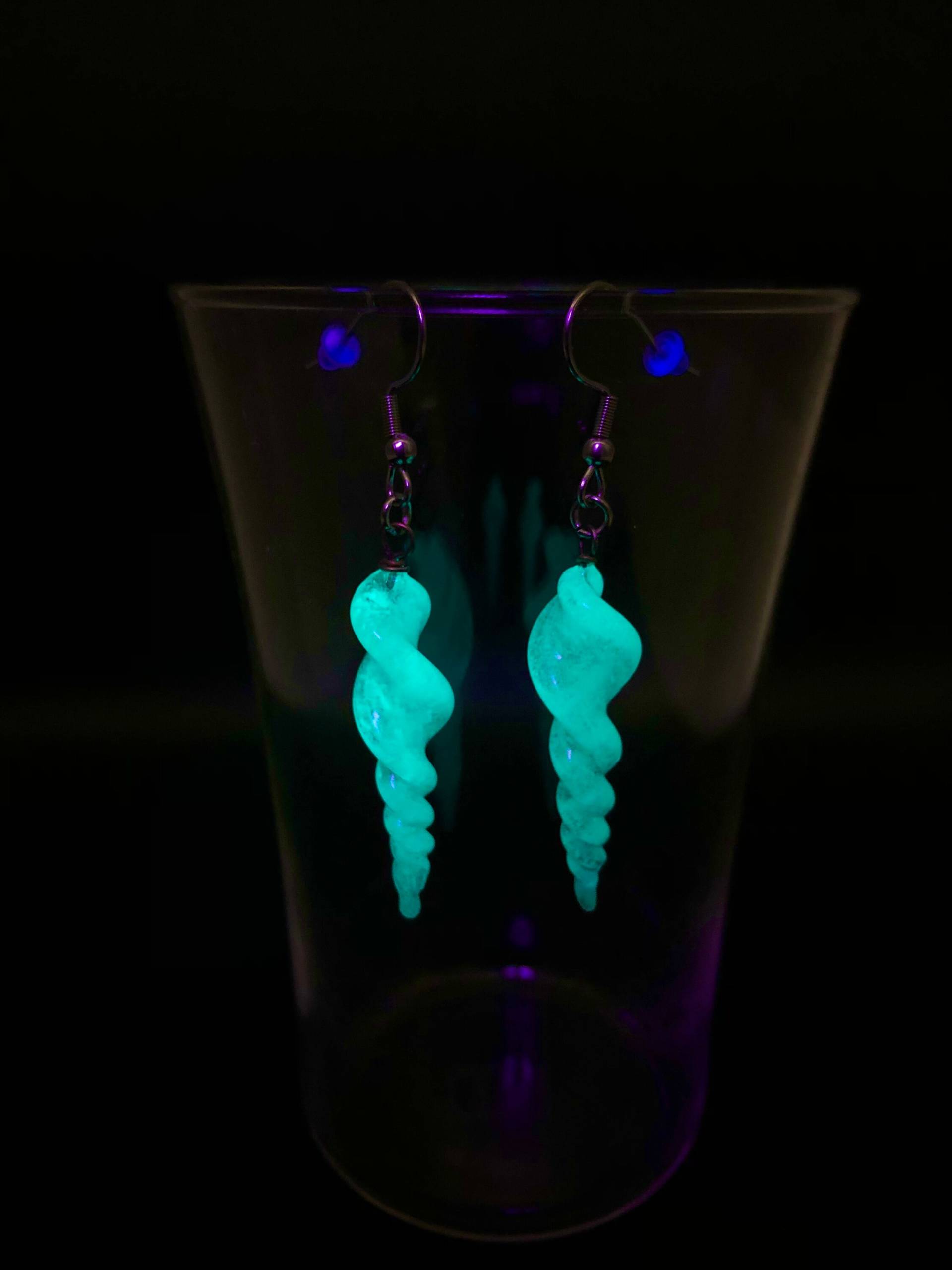 Glow in The Dark Glas Eiszapfen, Leuchtet Im Dunkeln, Fluoreszierend, Uv Aktive Ohrringe Glow in The Dark Glas Eiszapfen, Leuchtet Im Dunkeln, Fluoreszierend, Uv Aktive Ohrringe von Henriettenglas