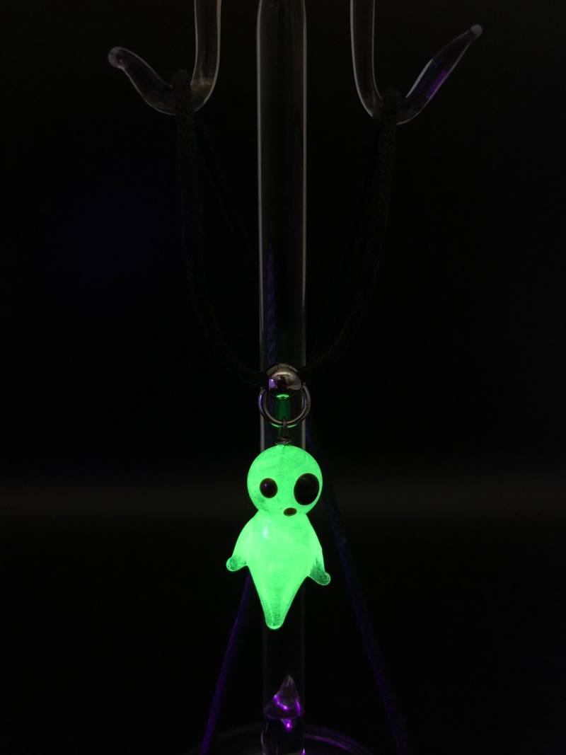 Glow in The Dark Glas Geist, Waldgeist Leuchtet Im Dunkeln, Fluoreszierend, Uv Aktiver Kettenanhänger von Henriettenglas