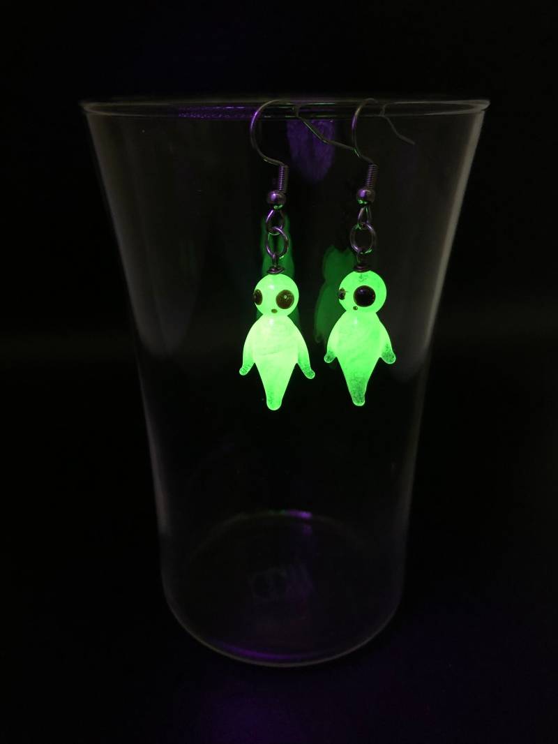 Glow in The Dark Glas Geister, Baumgeister Leuchten Im Dunkeln, Fluoreszierend, Uv Aktive Ohrringe Glow in The Dark Glas Geister, Baumgeister Leuchten Im Dunkeln, Fluoreszierend, Uv Aktive Ohrringe von Henriettenglas