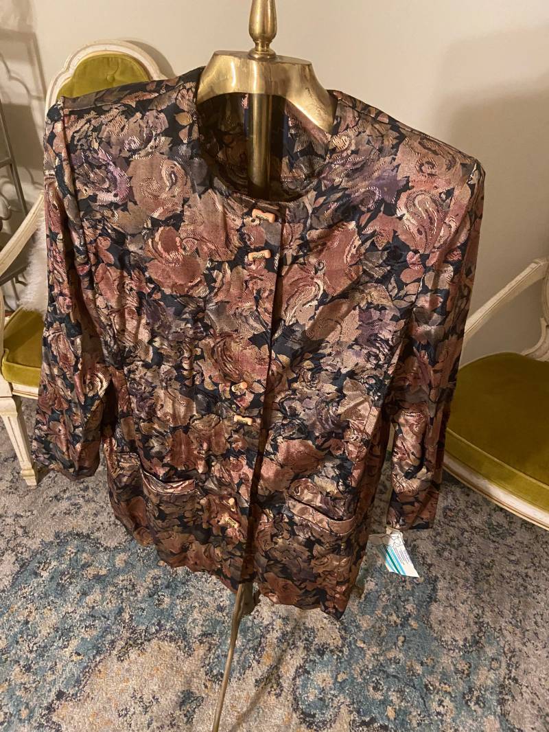 1980Er Jahre Floral Print Brokat Stil Jacke Nie Getragen Mit Original Tags Angebracht Vintage Größe 16 Moderne M von HenryBurgess