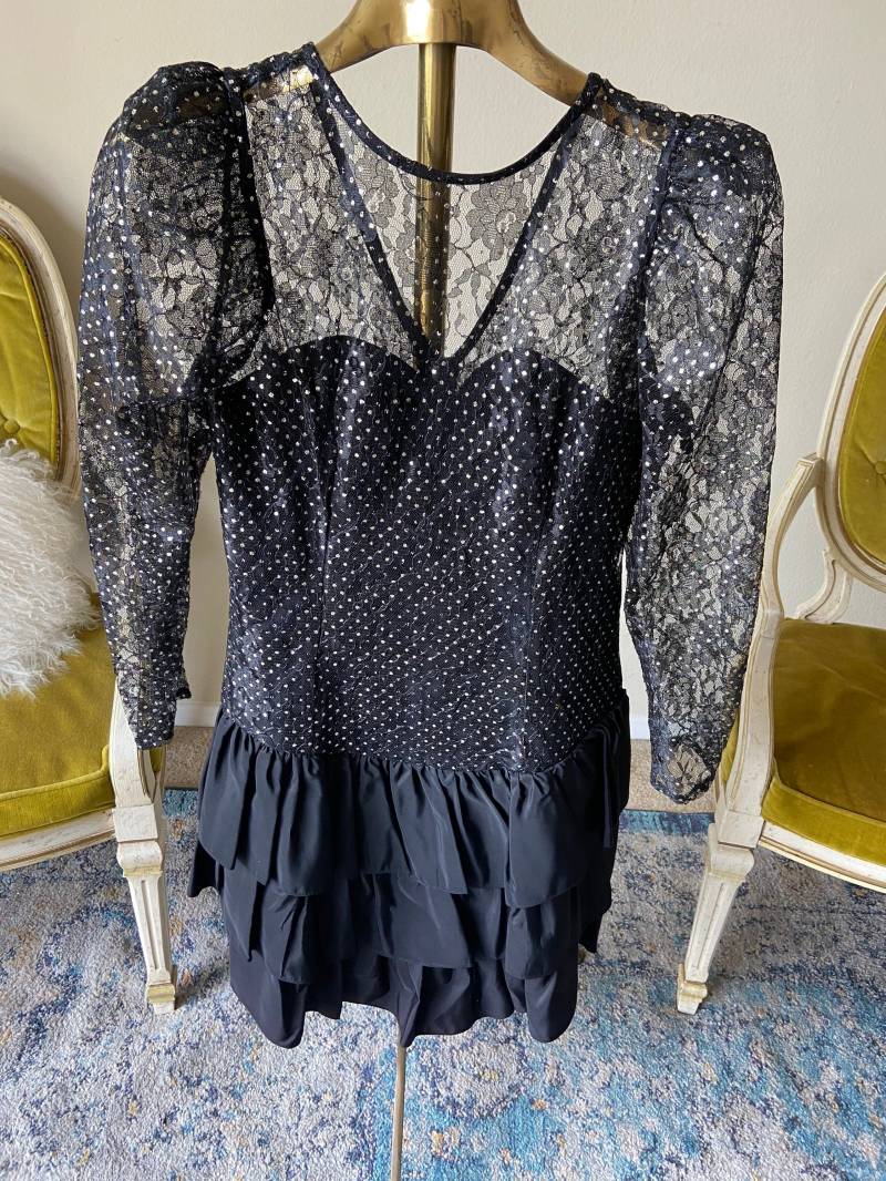 1980Er Jahre Vintage Schwarzer Spitzenrock Mit Gold Glitzer Polkadots Puffärmel Rüschenrock Von Rampage Größe 11 Moderne Medium & Einige Larges von HenryBurgess