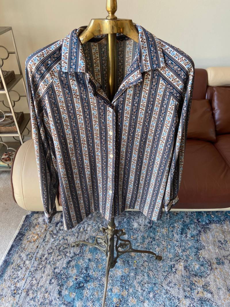 70Er Jahre Vintage Blau Blumendruck Button Up Langarm-Shirt Von Mr. Alex Eine Abteilung Colman Größe Medium von HenryBurgess