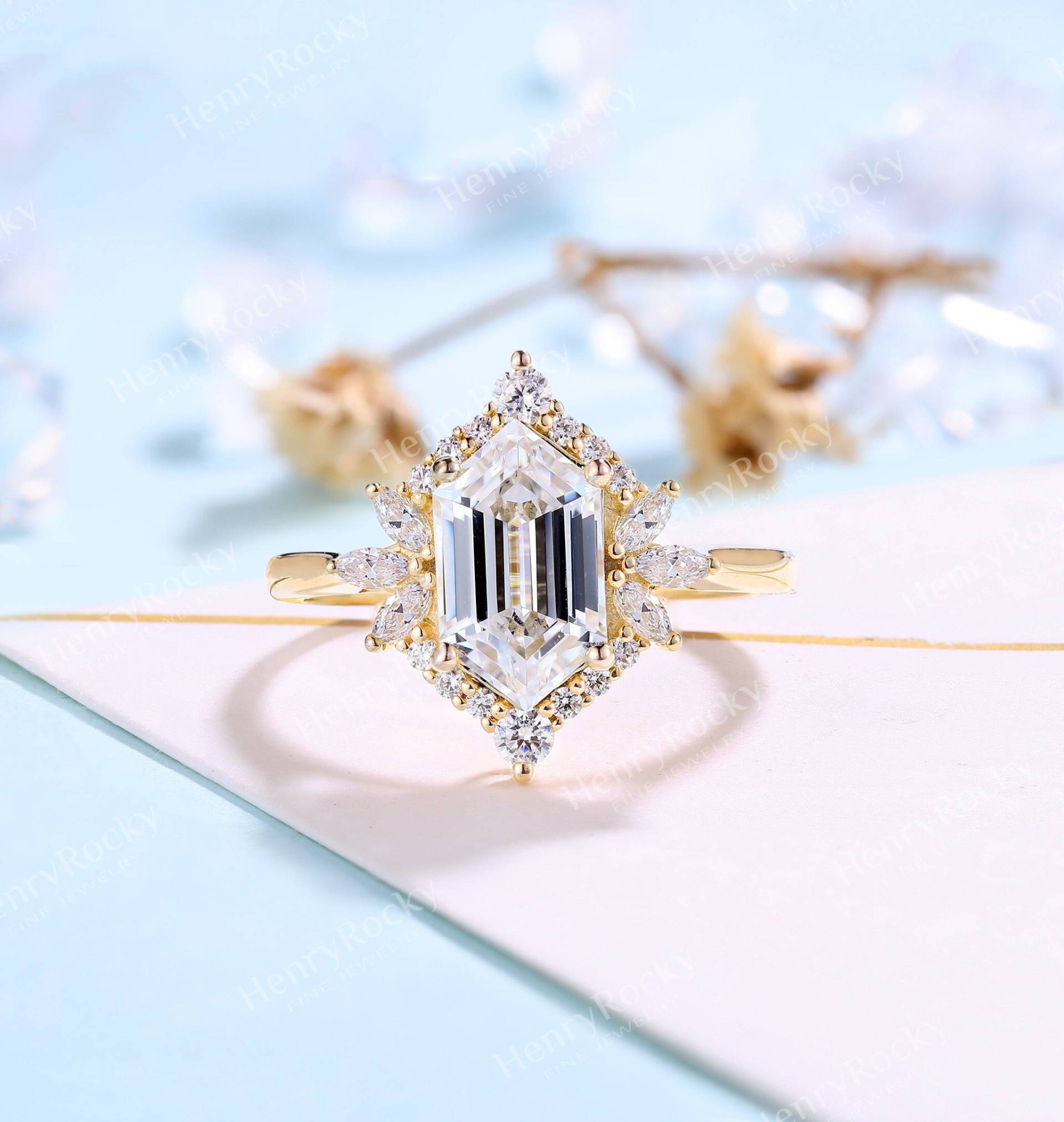 Hexagon Moissanite Verlobungsring Vintage Gelbgold Ring Hal Diamondo Braut Unikat Art Deco Prong Jubiläum Versprechen von HenryRocky