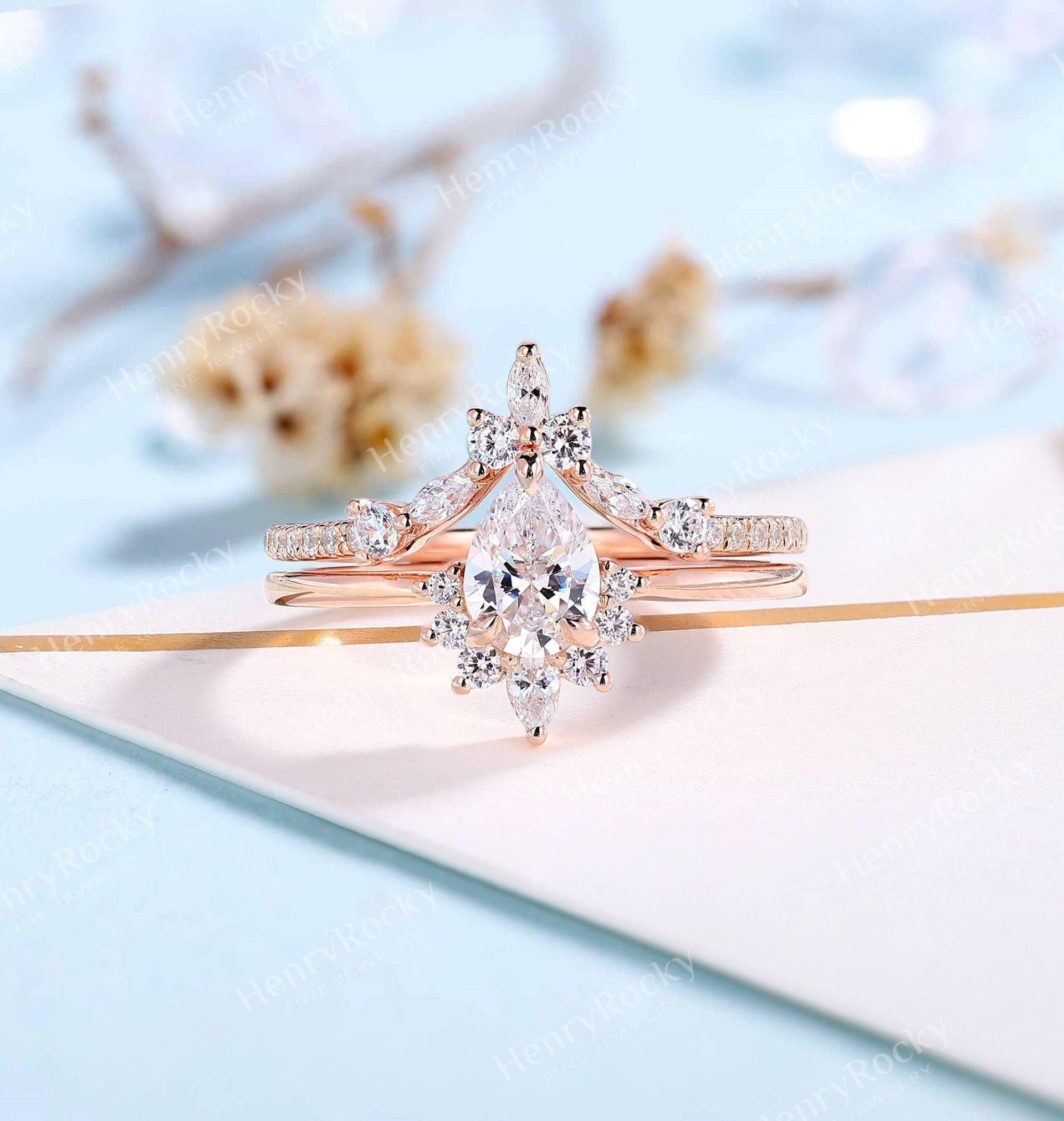 Pear Shaped Moissanit Verlobungsring Set Rosegold Ring Marquise Rund Diamant Gebogen Band Halb Ewigkeit Jubiläum Braut von HenryRocky