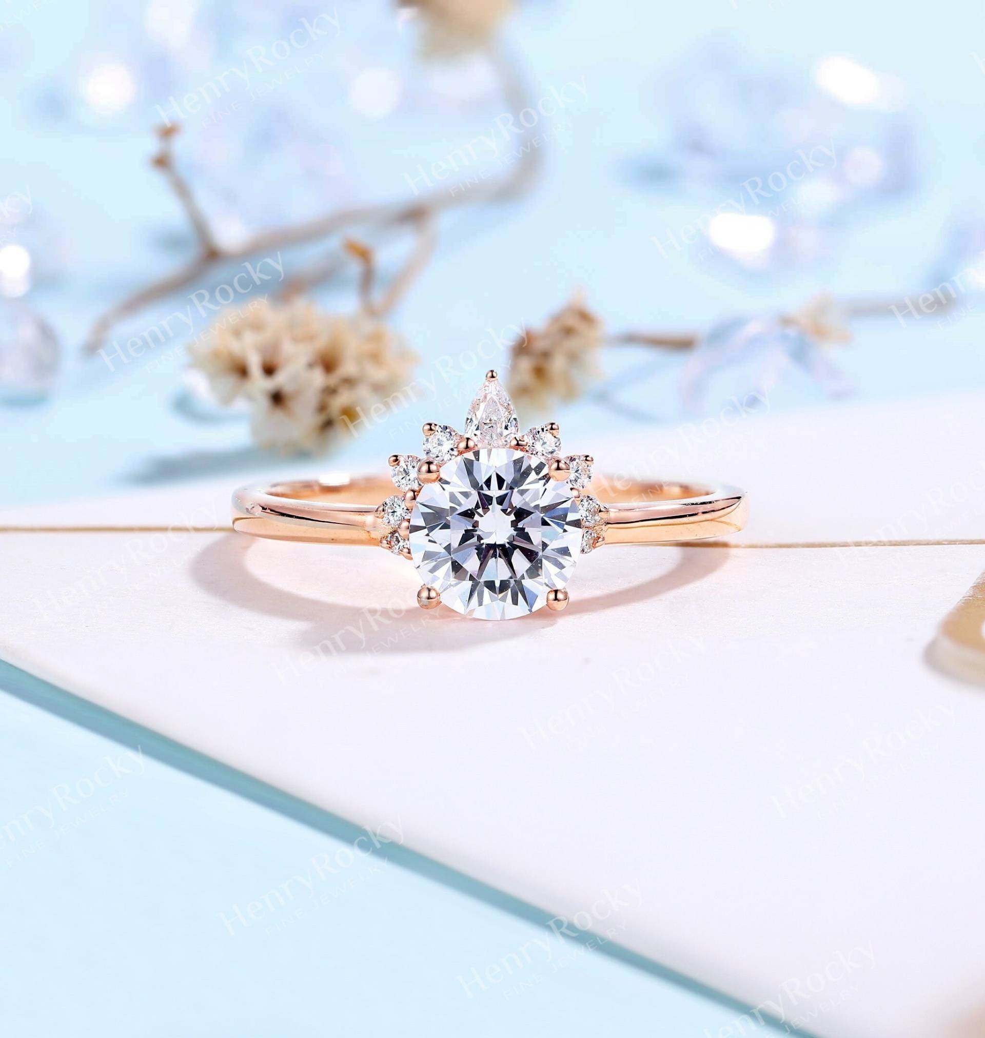 Runder Moissanite Verlobungsring Rose Gold Cluster Diamant Ring Krappenset Jubiläumsring Versprechen Vintage von HenryRocky