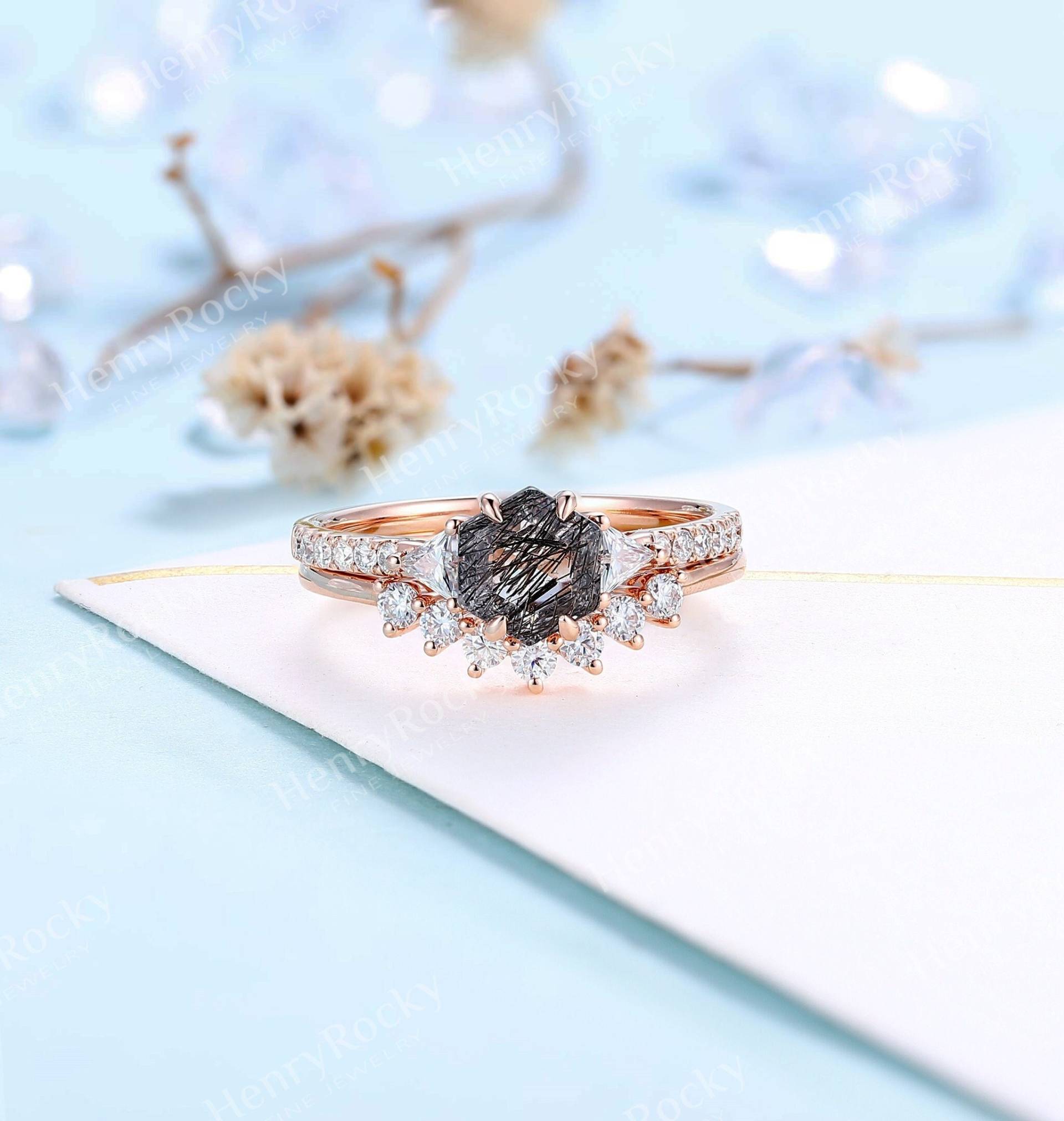 Schwarzer Rutilquarz Verlobungsring Vintage Hexagon Cut Rose Gold Moissanite Braut Set Art Deco Halbe Eternity Jubiläumsset von HenryRocky