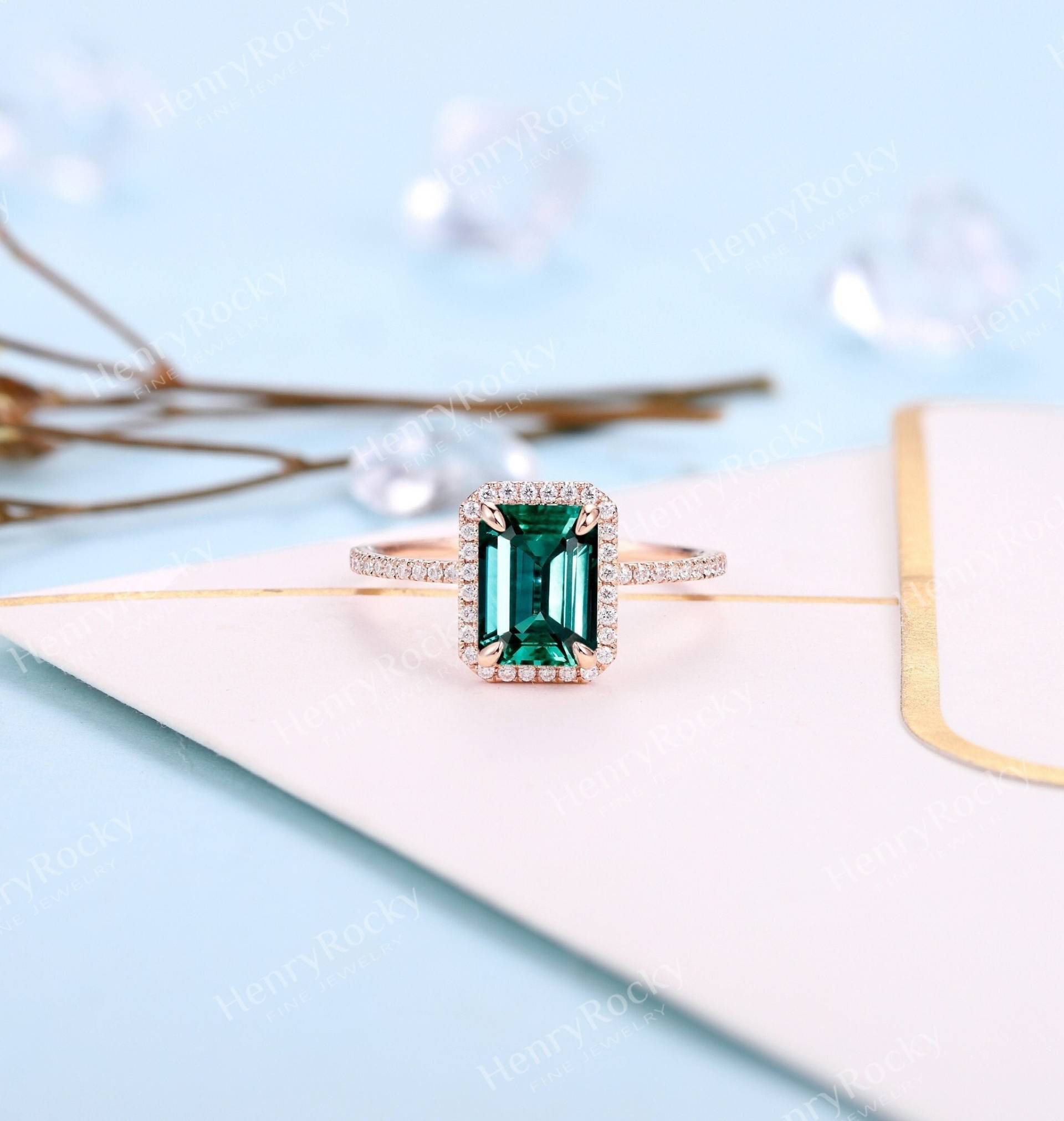 Smaragdschliff Verlobungsring Vintage Smaragd Rosegold Moissanite Diamant Halo-Ring Braut Einzigartige Halbe Eternity Art-Deco-Jubiläumsring von HenryRocky